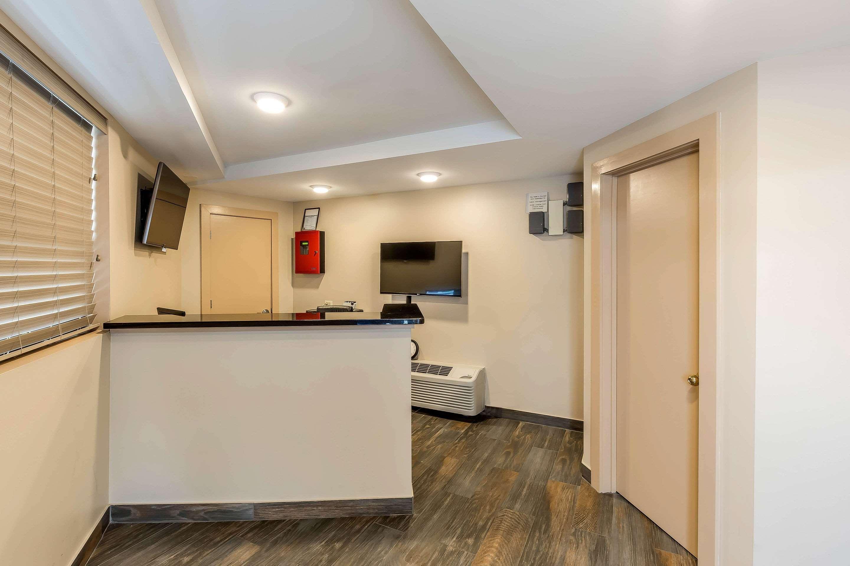 Vista Lobby Rodeway Inn Chicago - Evanston