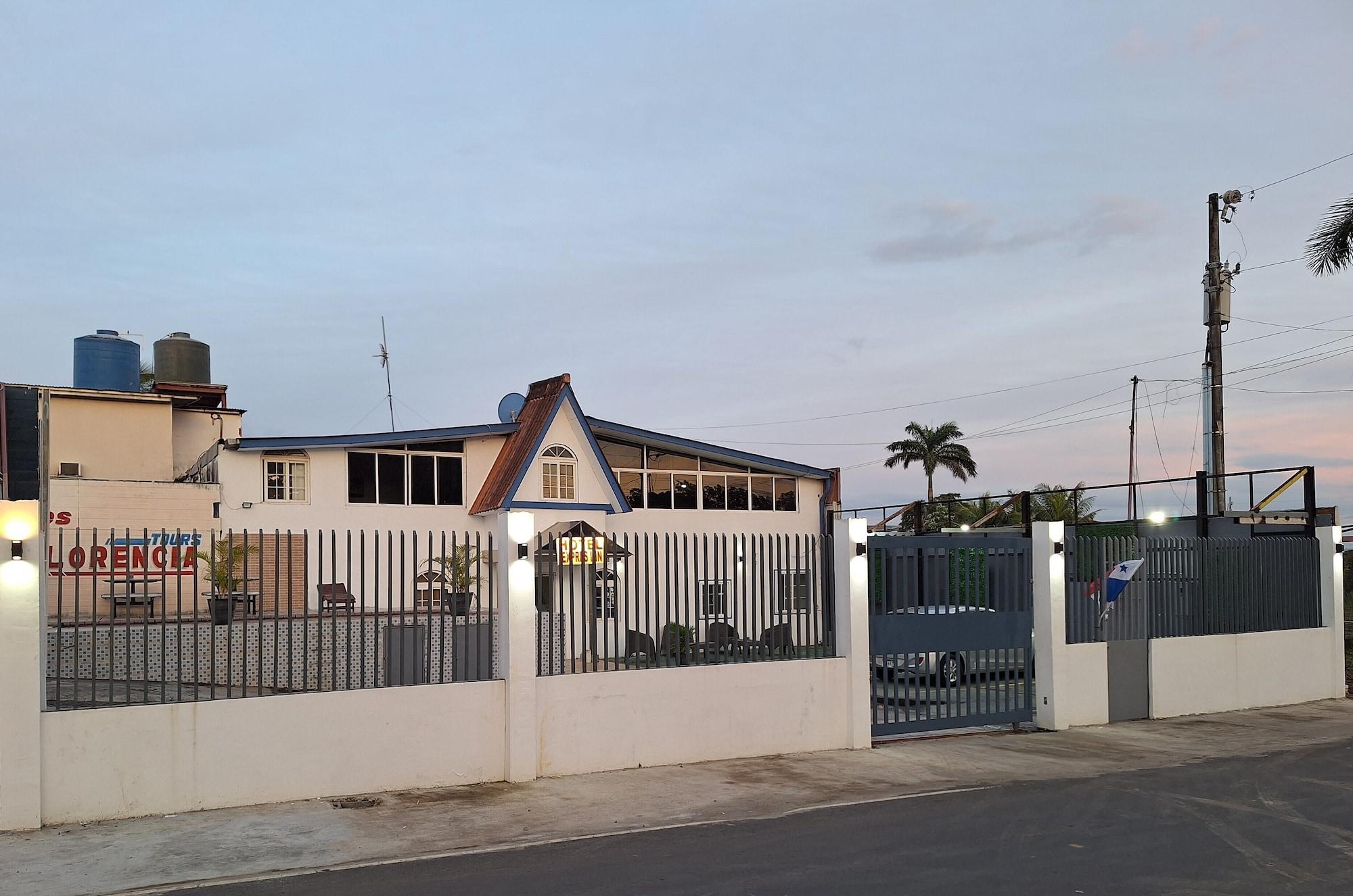 Vista Exterior Express Inn Panama International Airport Hostel
