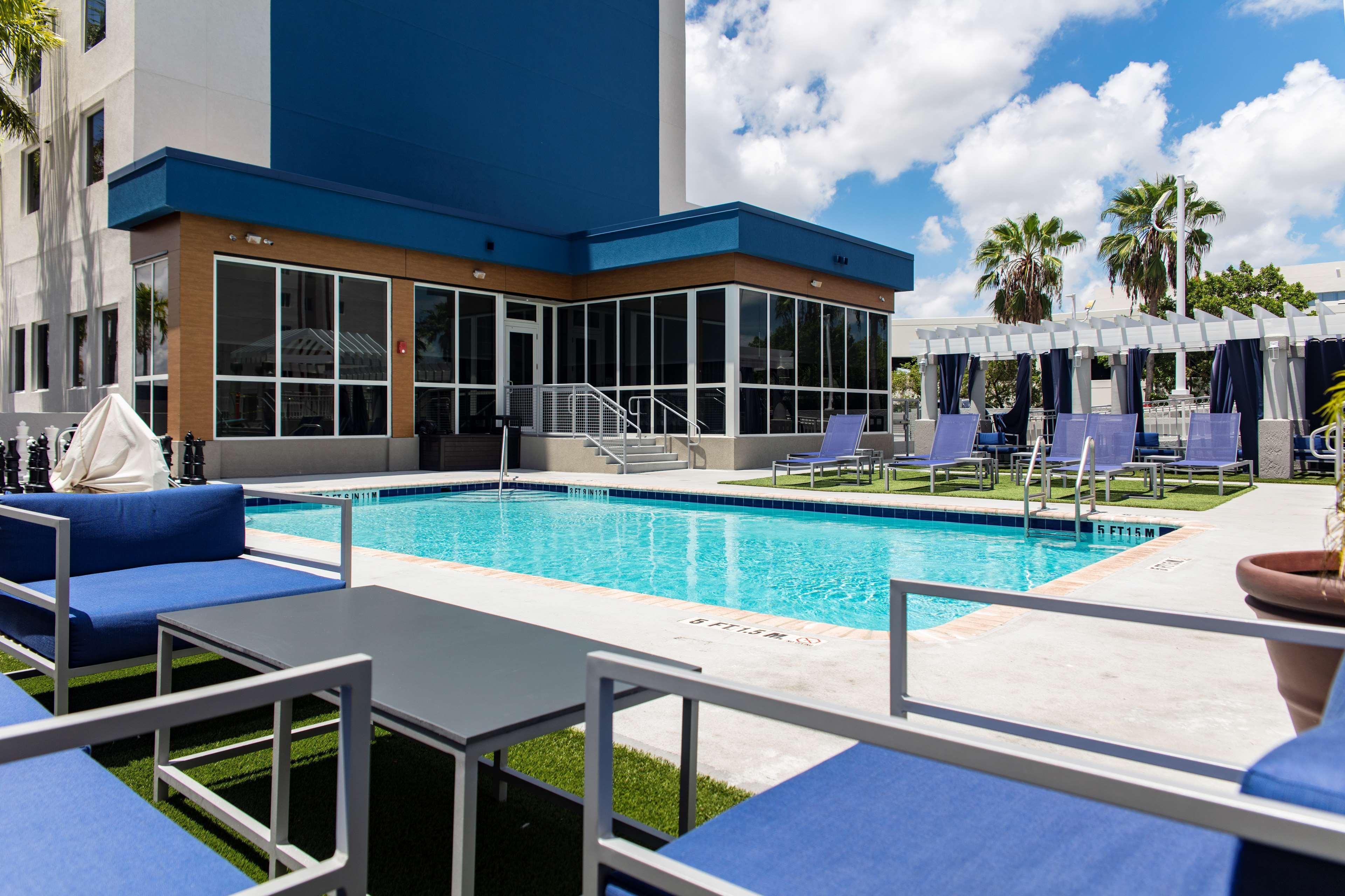 Vista Piscina Hampton Inn & Suites Miami-Airport South-Blue Lagoon