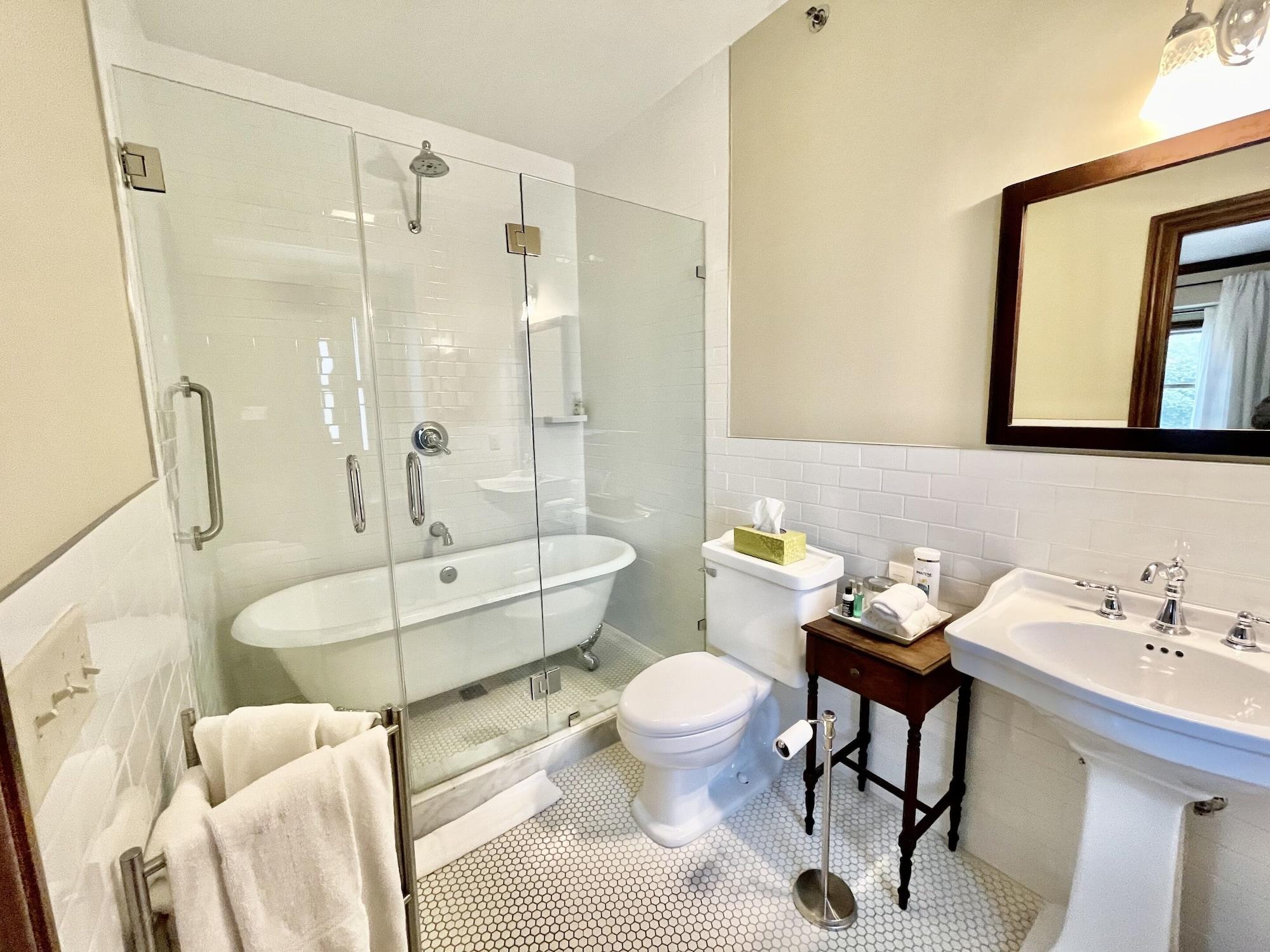 Varios Dartmouth House Inn