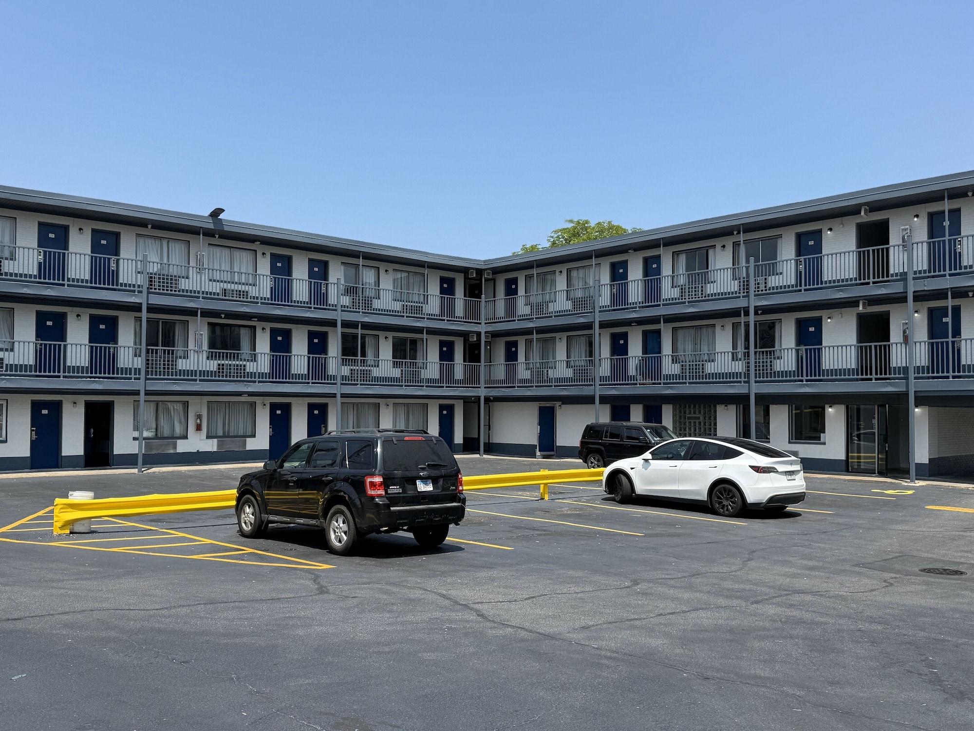 Vista Exterior Motel 6 - Chicago, IL
