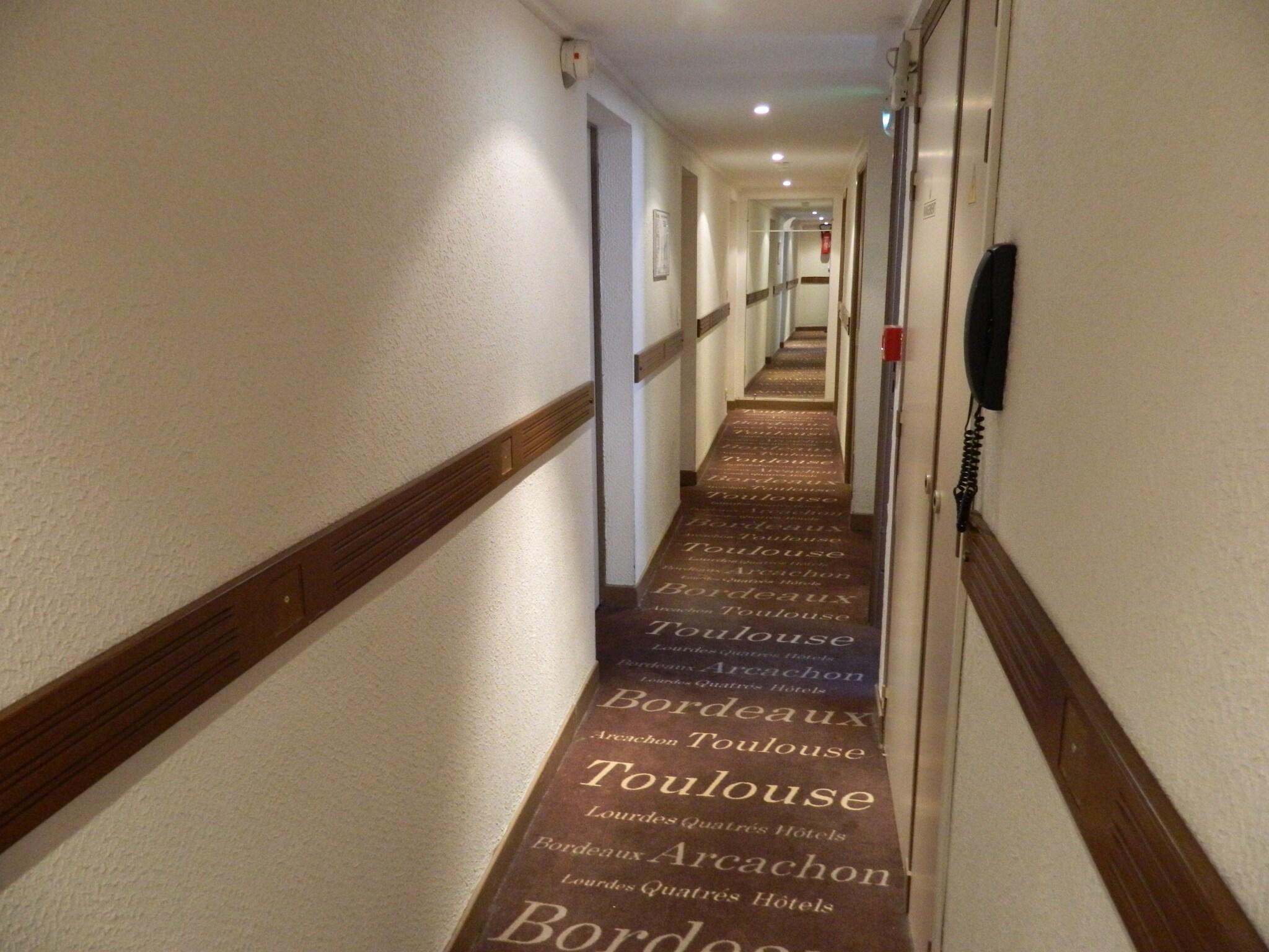 Vista Lobby Ours Blanc - Place Victor Hugo
