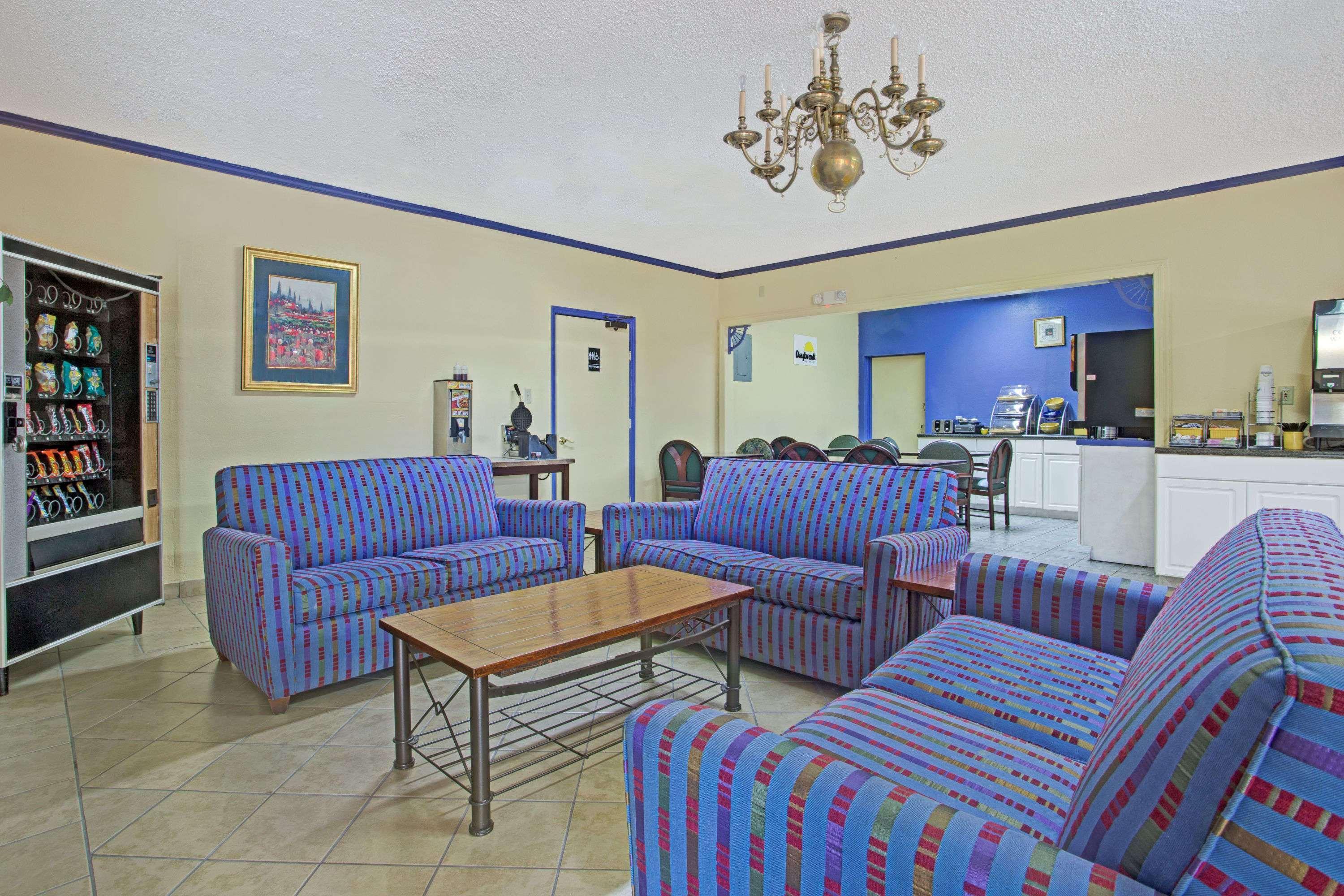 Vista Lobby Days Inn by Wyndham Benson