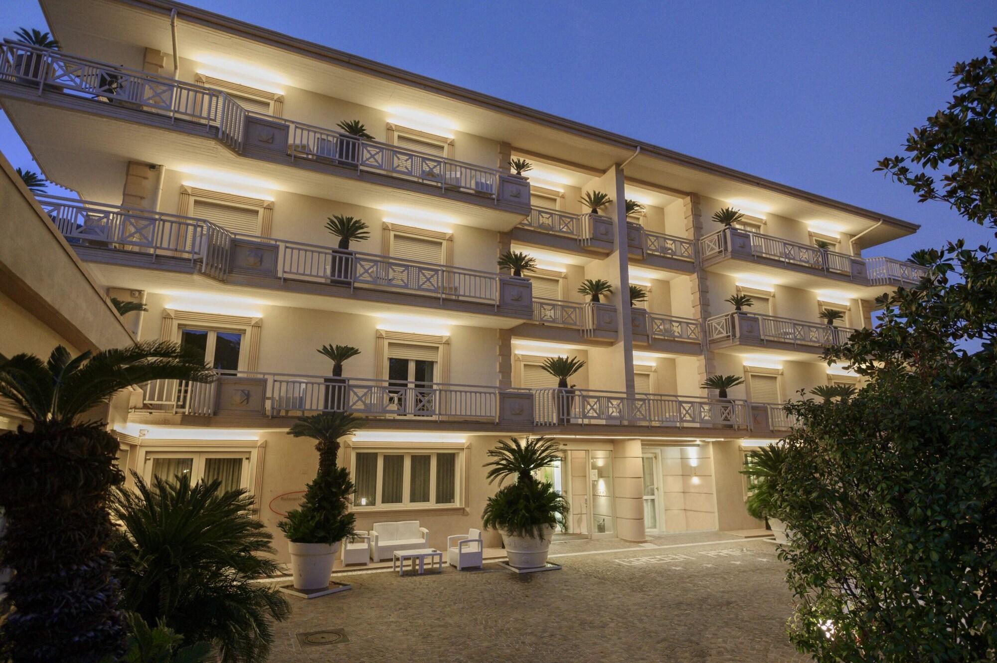 Varios Green Park Hotel