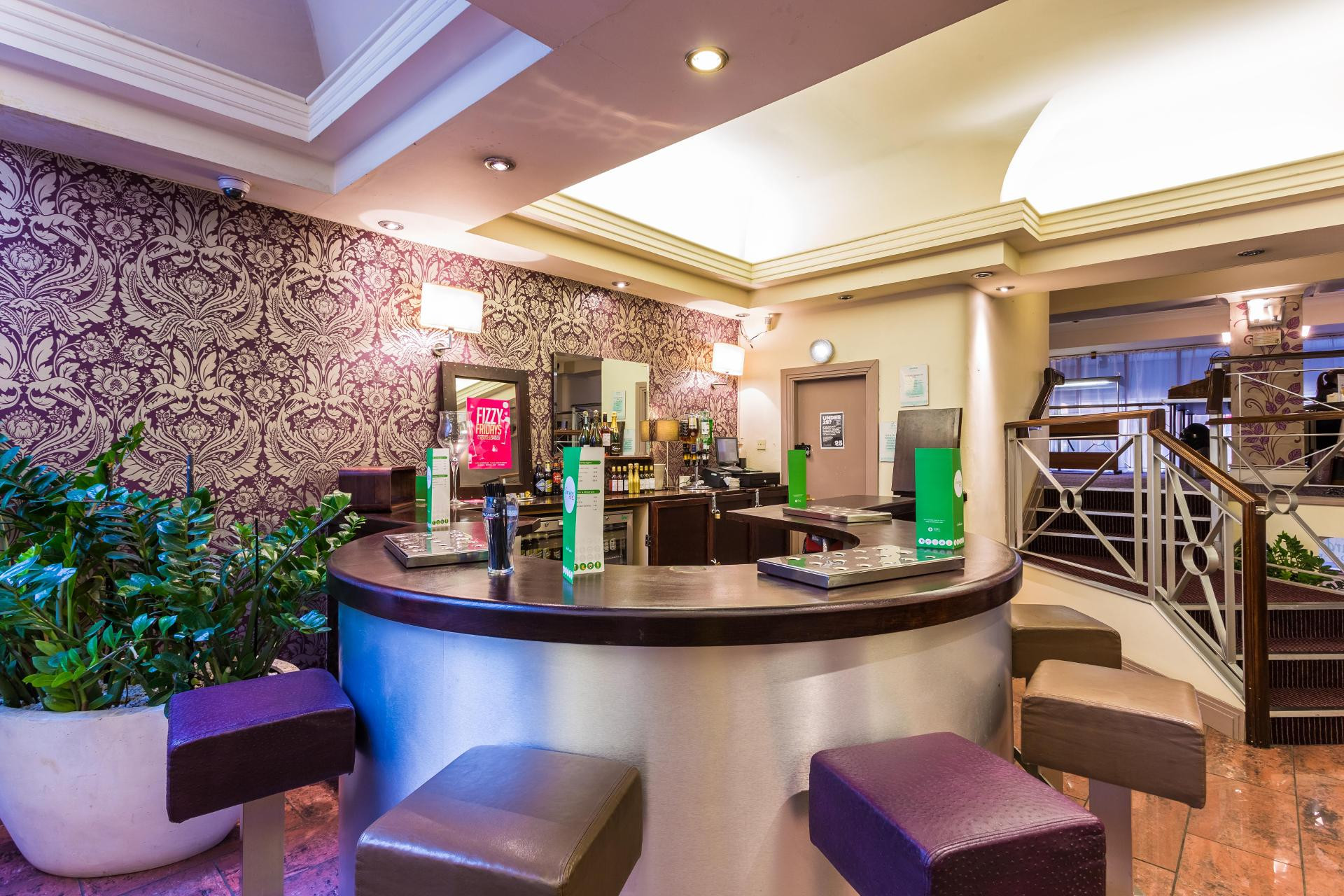 Bar/Salón Gardens Hotel