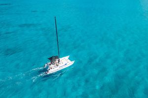 Actividad - Tour en catamarán a Isla Mujeres con Esnórquel y Almuerzo + Traslados