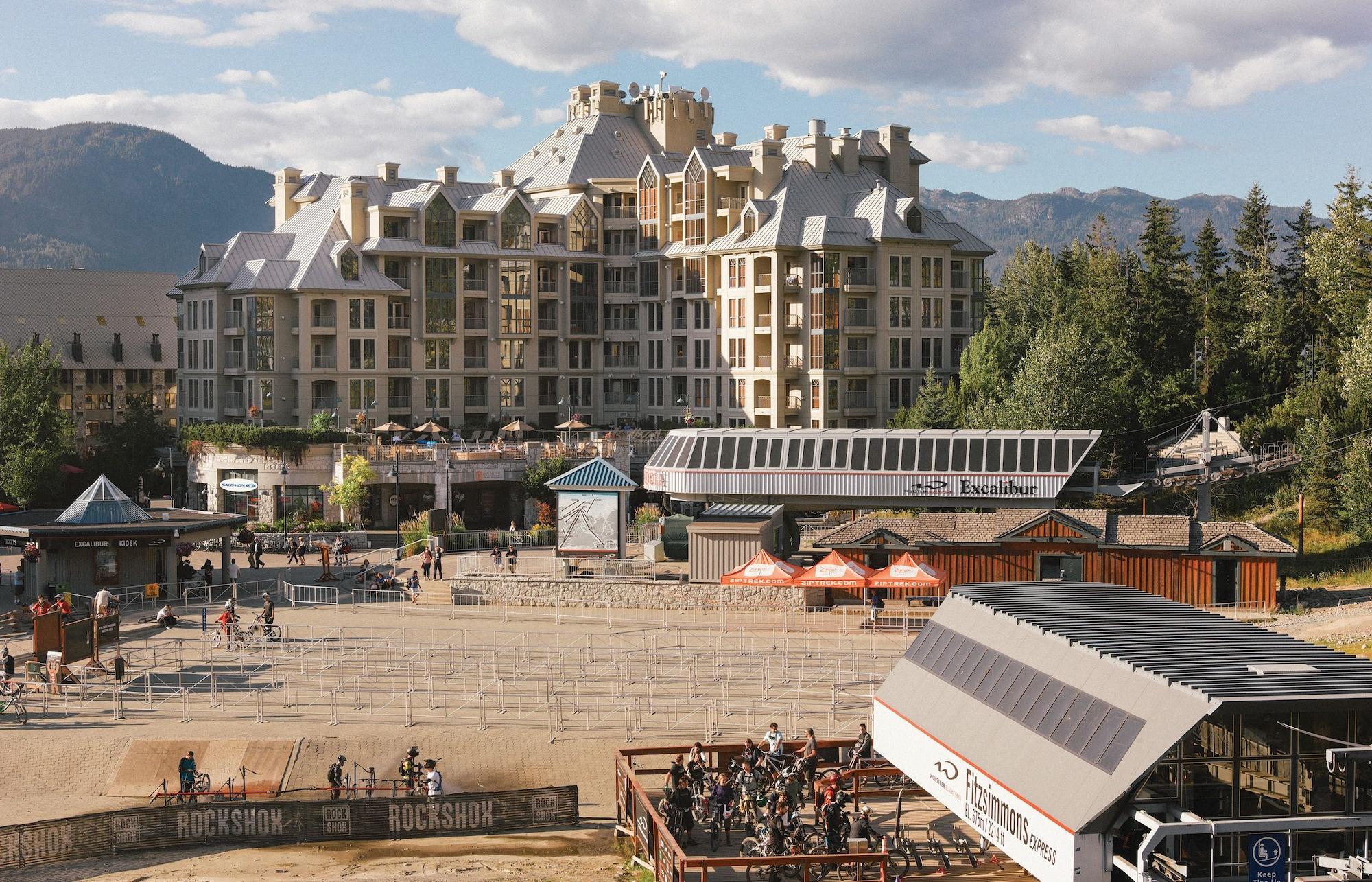 Vista Exterior Pan Pacific Whistler Mountainside