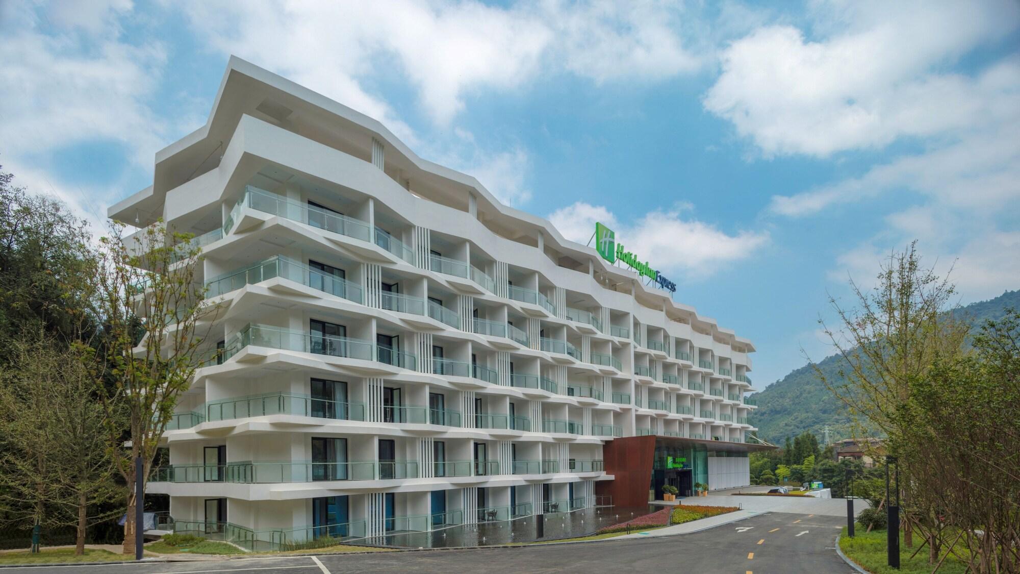 Vista Exterior Holiday Inn Express E'Mei Qiliping by IHG