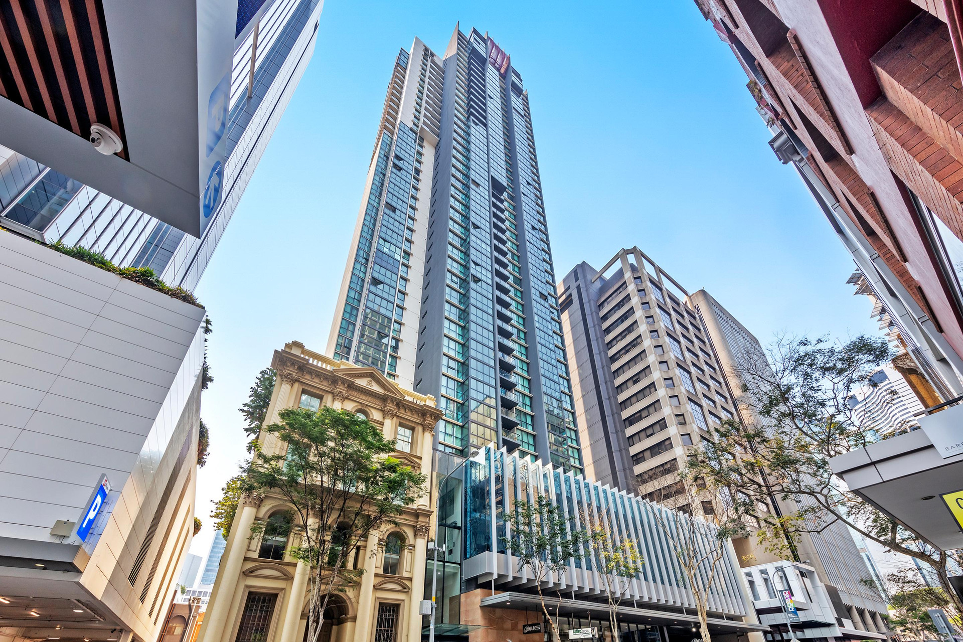 Vista Exterior Oaks Brisbane on Charlotte Suites