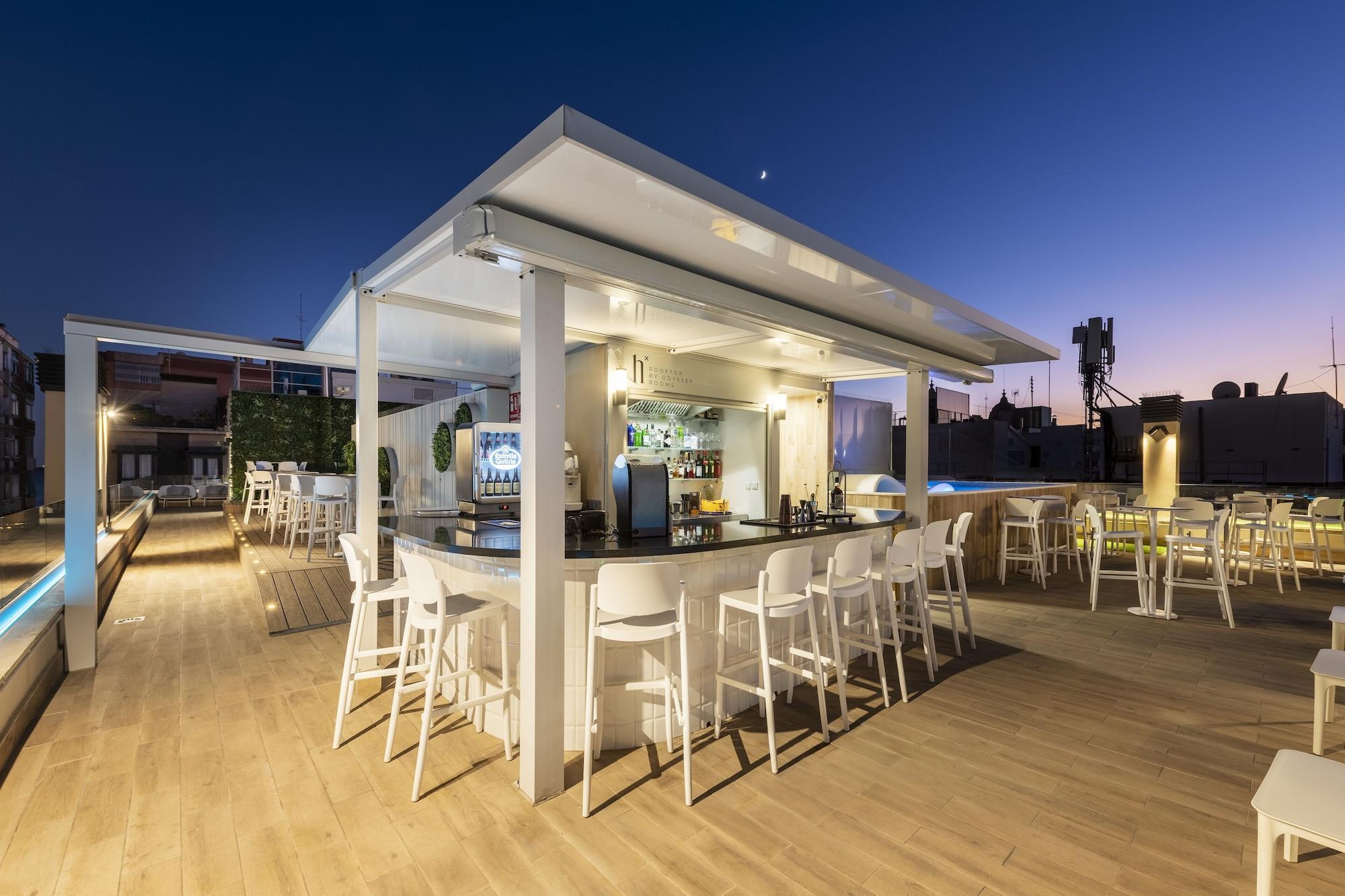 Bar/Salón Odyssey Rooms