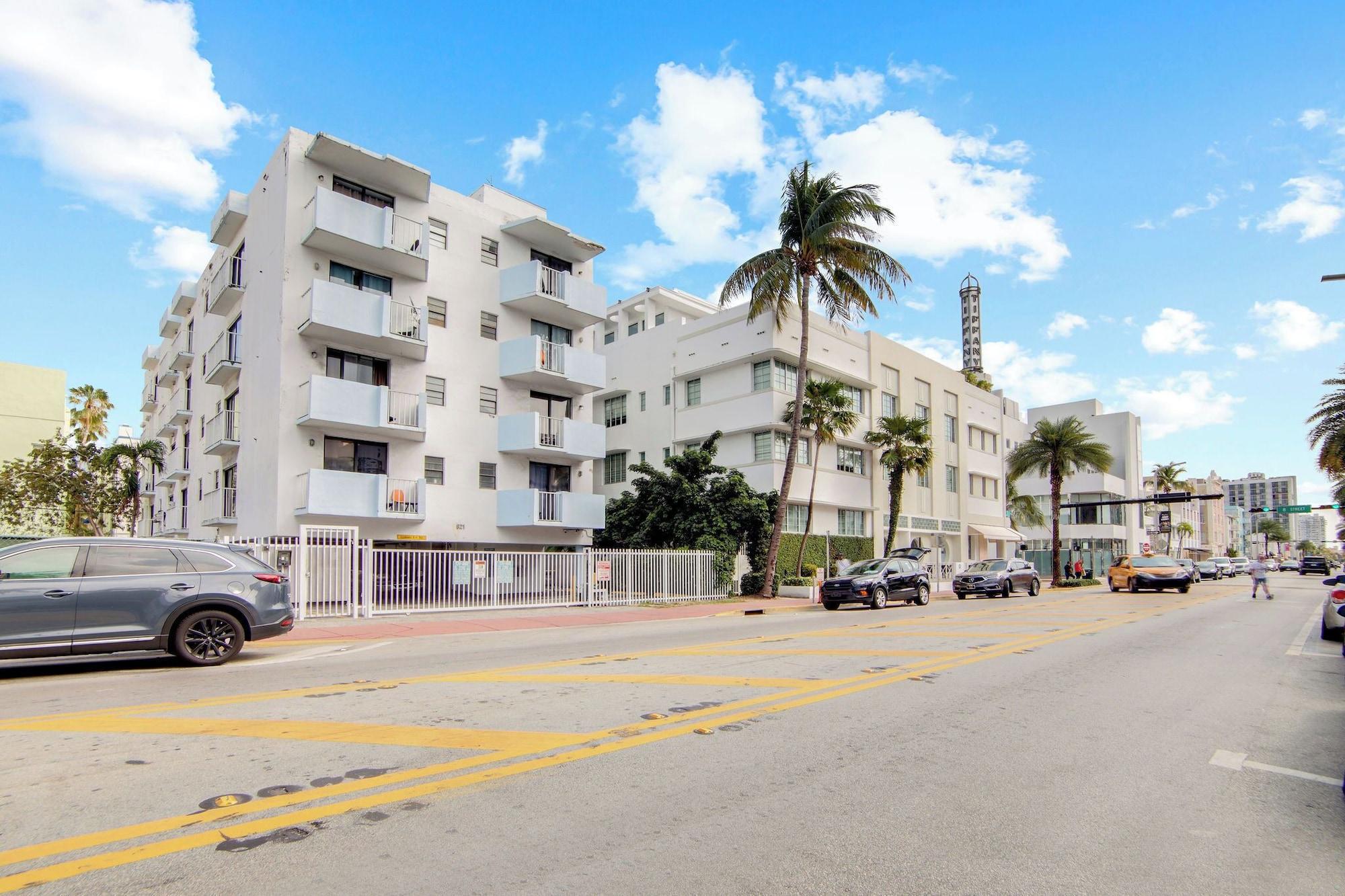 Vista Exterior Collins 2 Bedroom with Free Parking by Deco 305