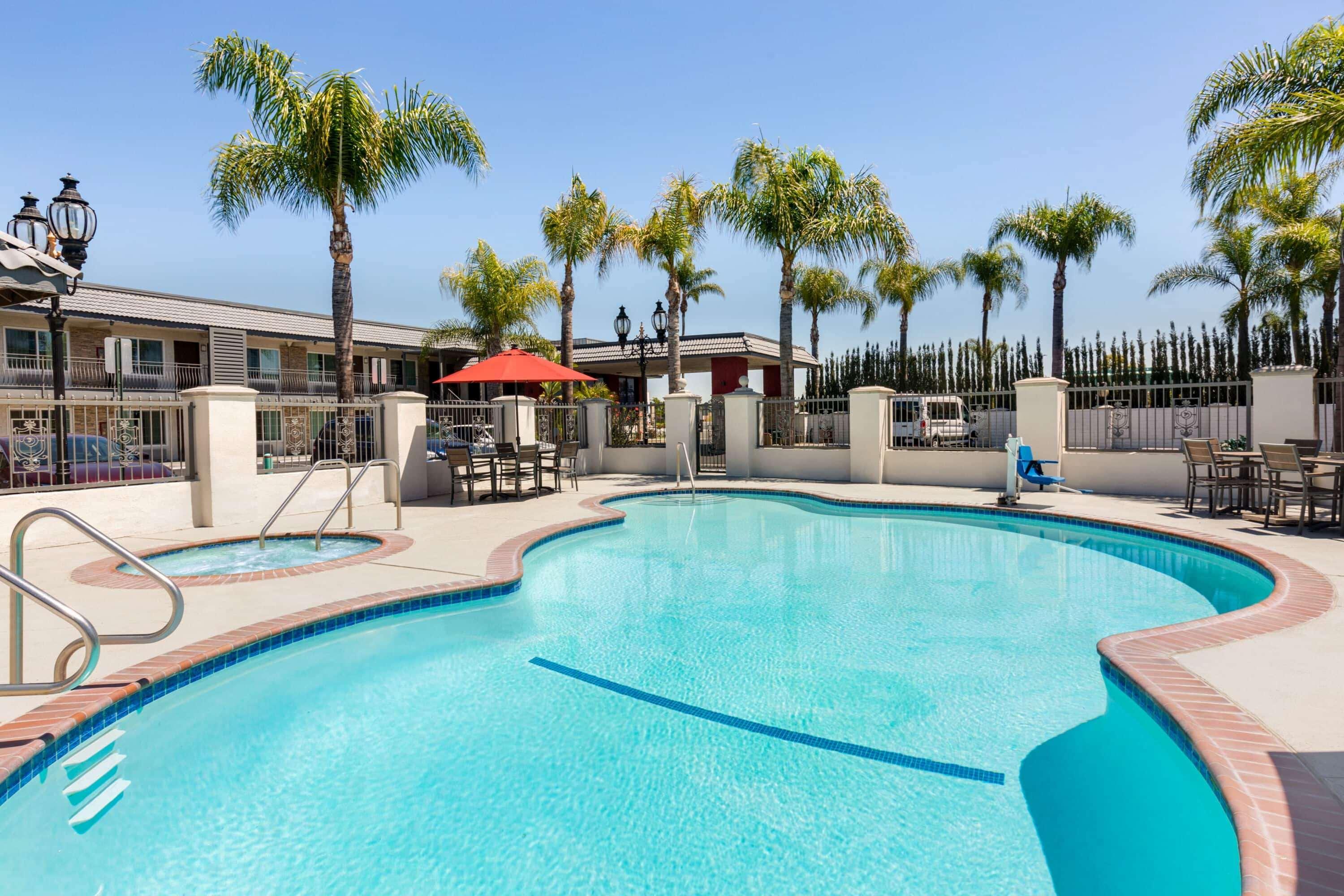 Vista Piscina Days Inn & Suites by Wyndham Anaheim At Disneyland Park