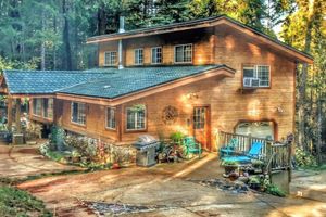 Alquiler Vacacional - A Lovely Cabin House at Way Woods Retreat with outdoor Hot Tub & Full Amenities.