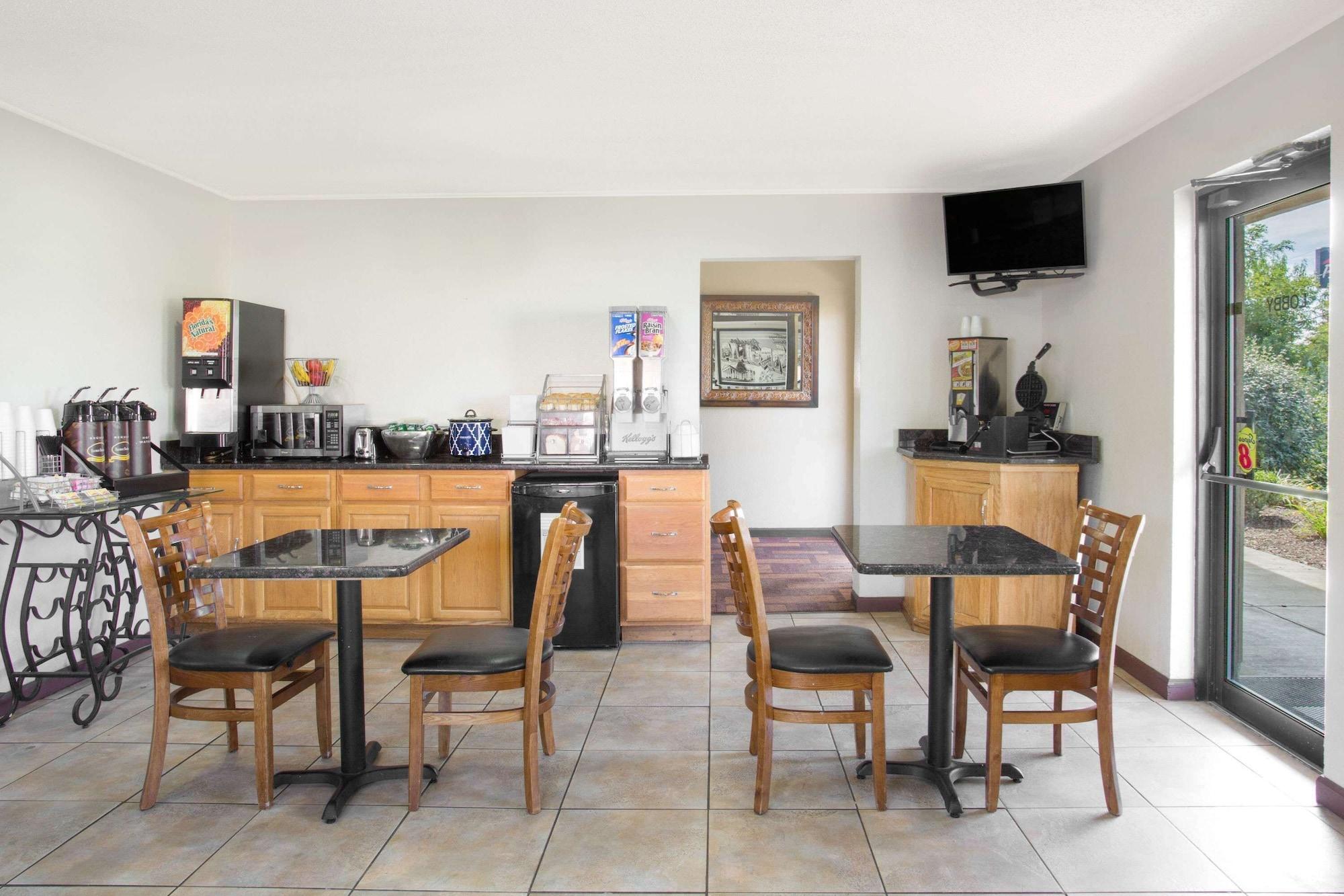 Restaurant Super 8 by Wyndham Abingdon VA