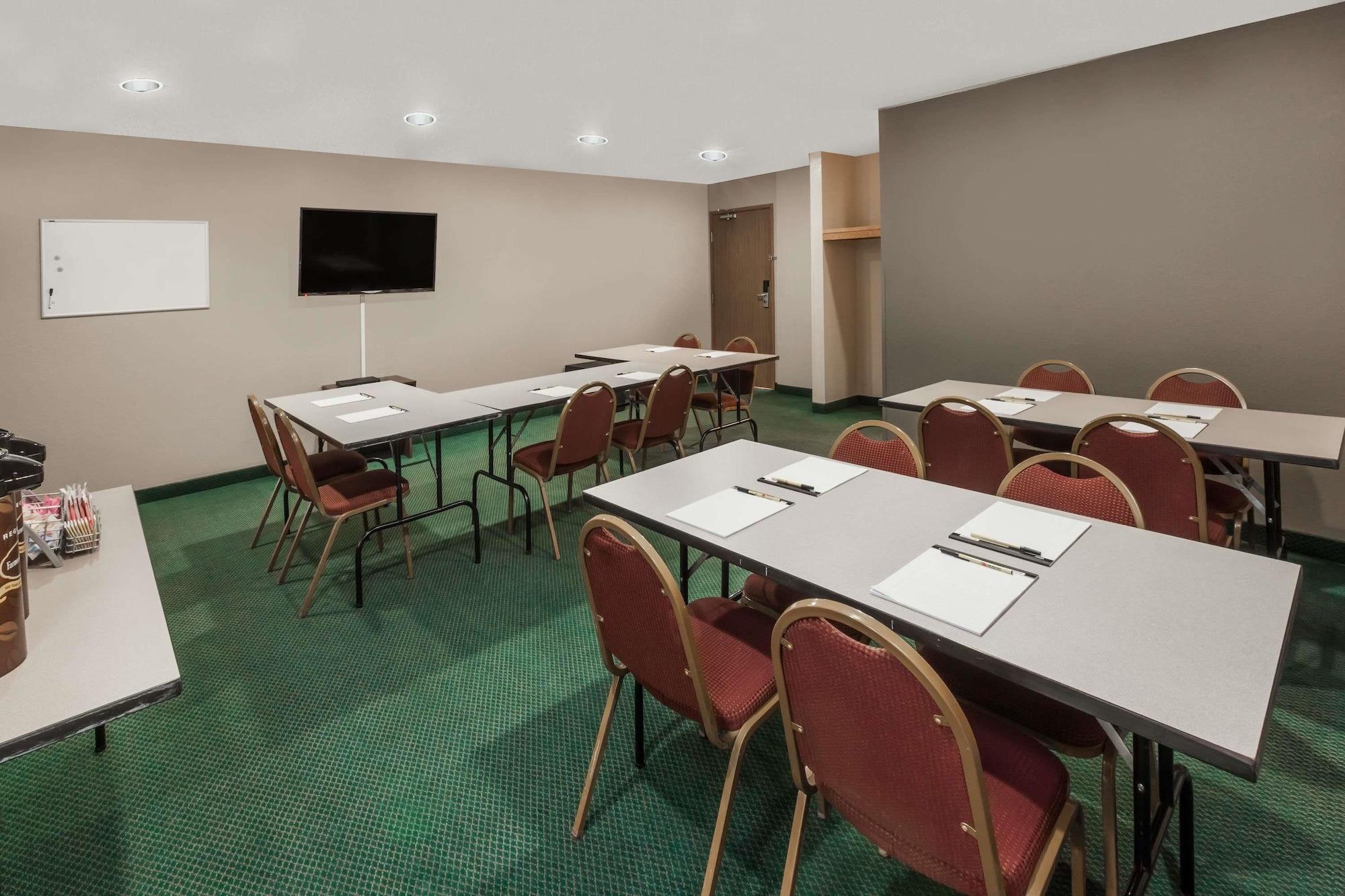Sala de Reuniones Super 8 by Wyndham Ionia MI