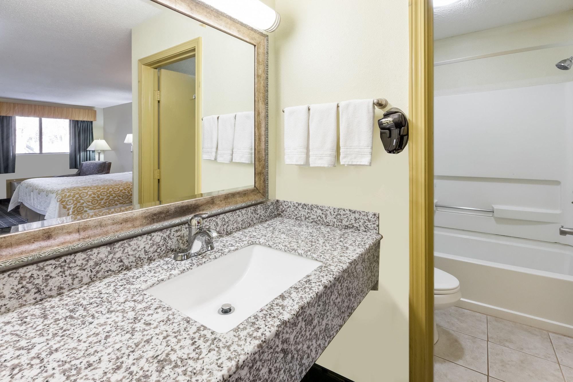 Equipamiento de Habitación Days Inn by Wyndham Kent - Akron