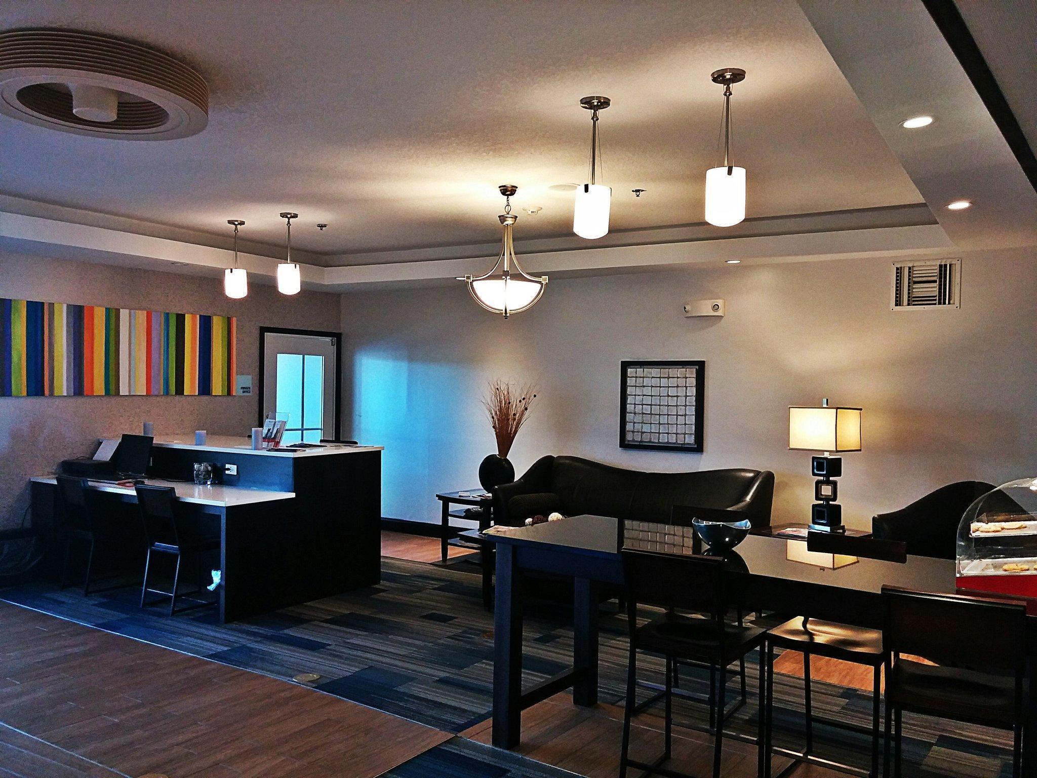 Vista Lobby Holiday Inn Express Hotel and Suites Miami