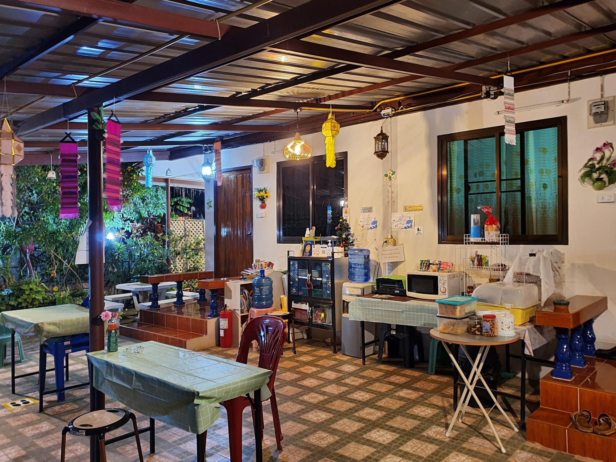 Bar/Salón Bunrapee House