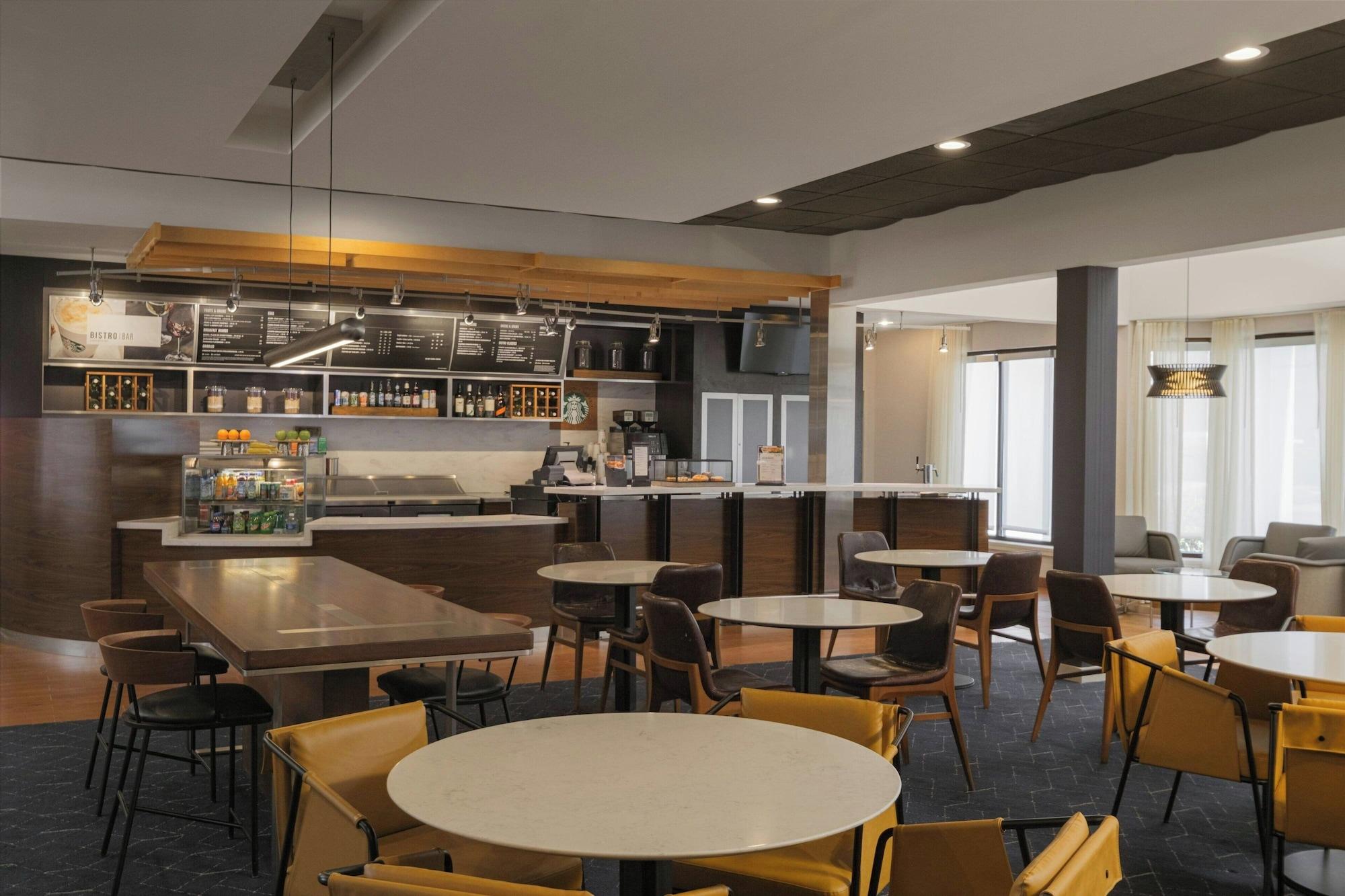 Restaurant Courtyard by Marriott Louisville East