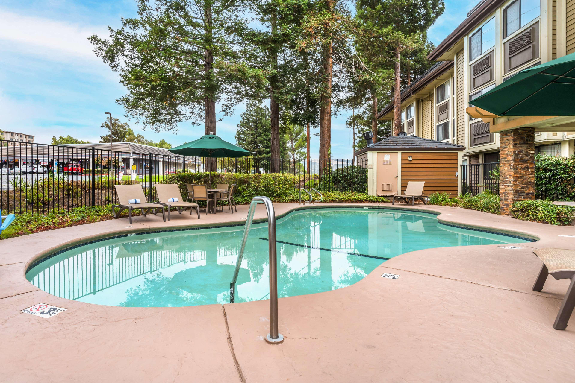 Vista Piscina Best Western John Muir Inn