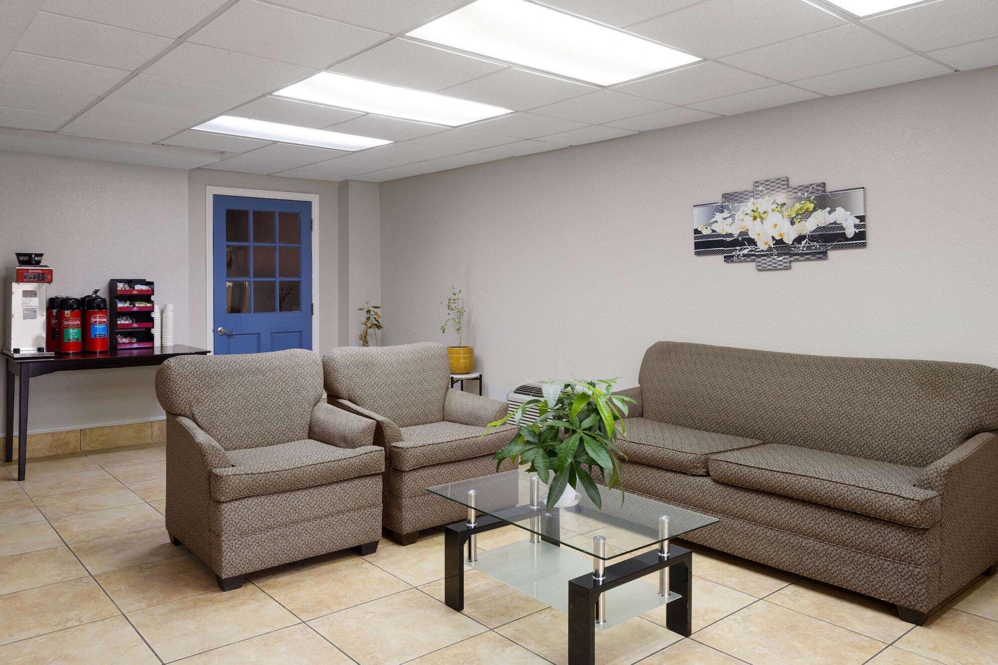 Vista Lobby Days Inn by Wyndham Montgomery I-85