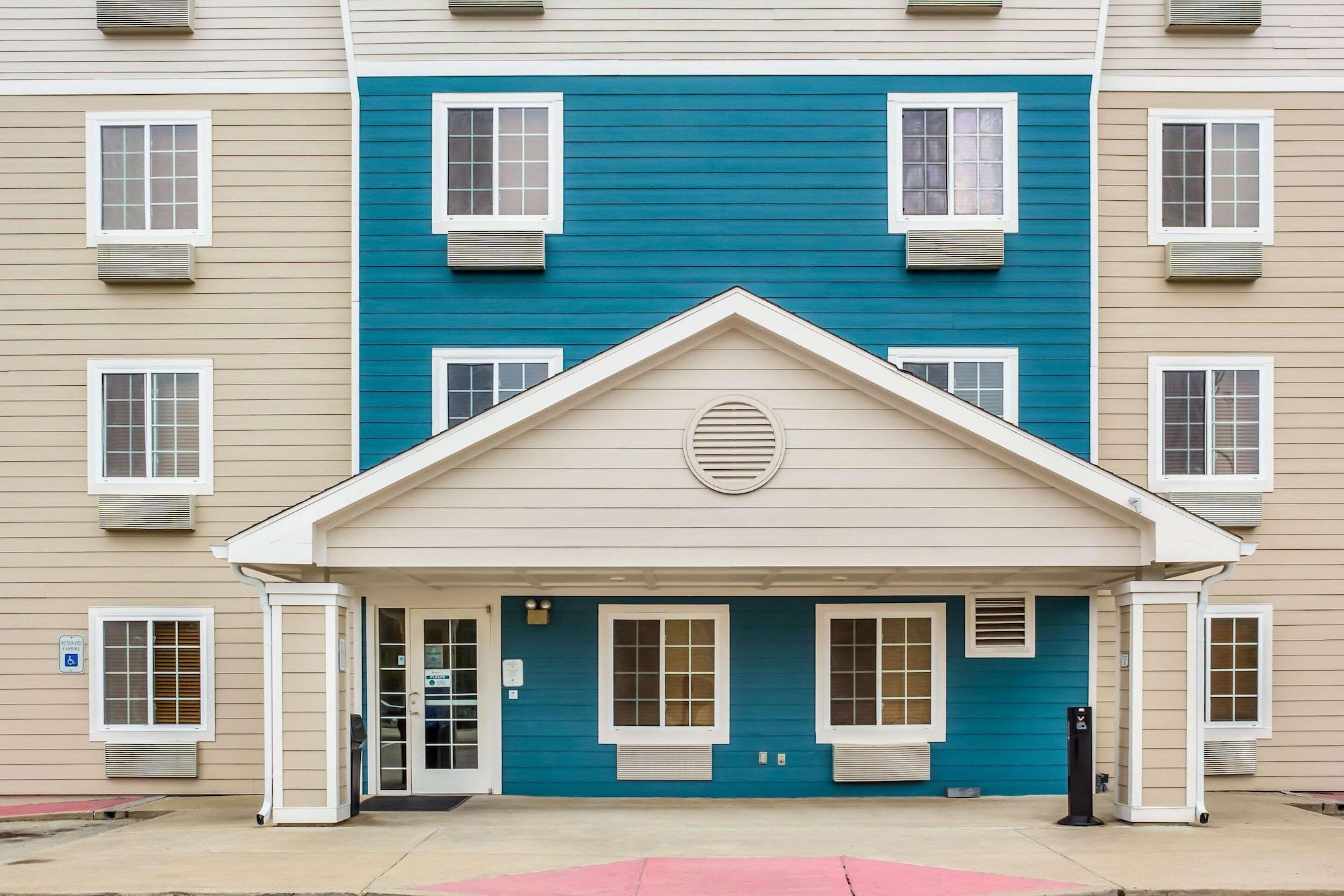 Varios WoodSpring Suites Conroe