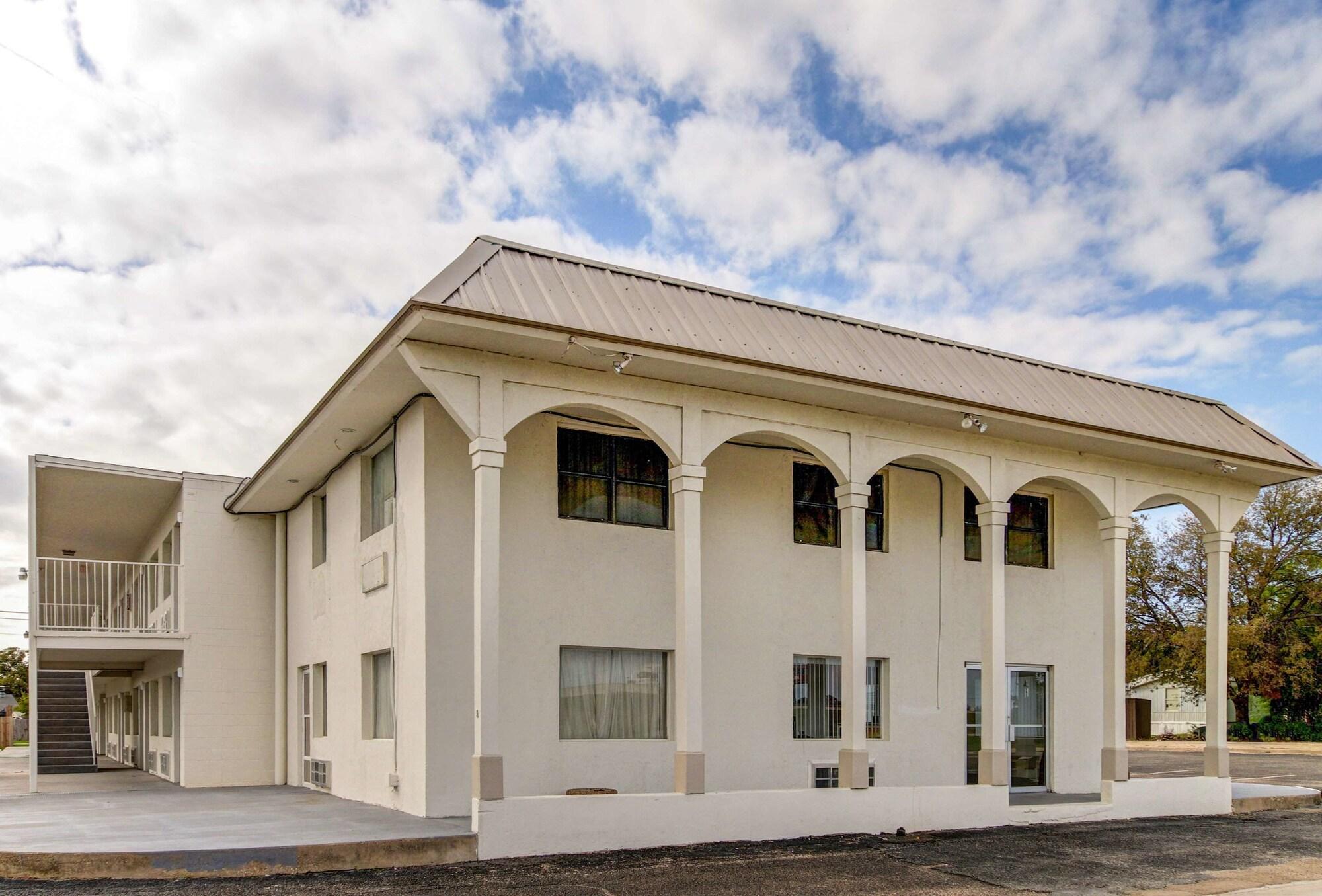 Vista Exterior Motel 6 Waco, TX - Lacy Lakeview