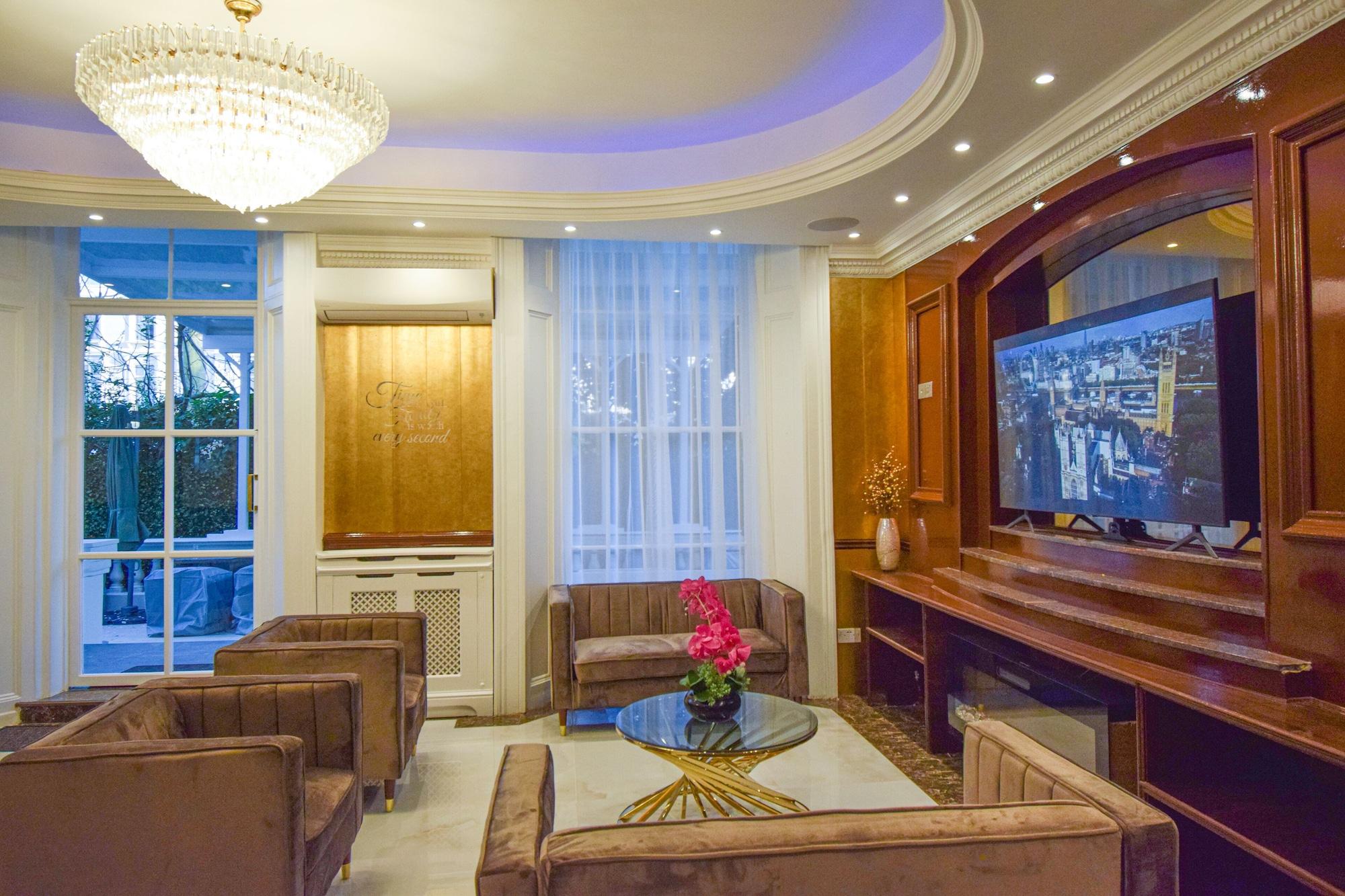 Vista Lobby Pembridge Palace Hotel