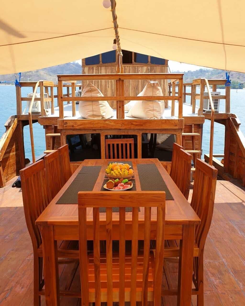 Vista Lobby Komodo Cruise Boat