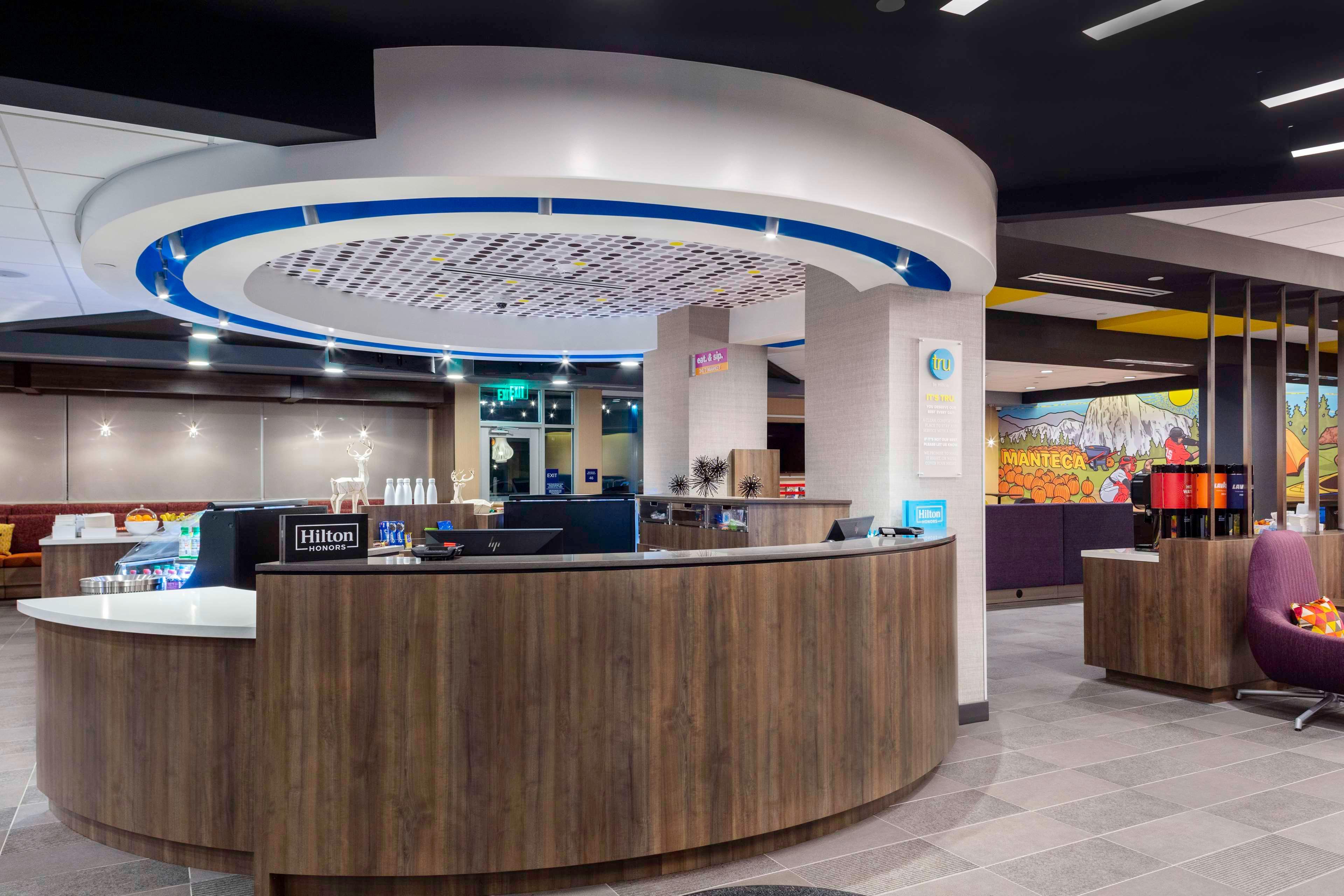 Vista Lobby Tru By Hilton Manteca, Ca