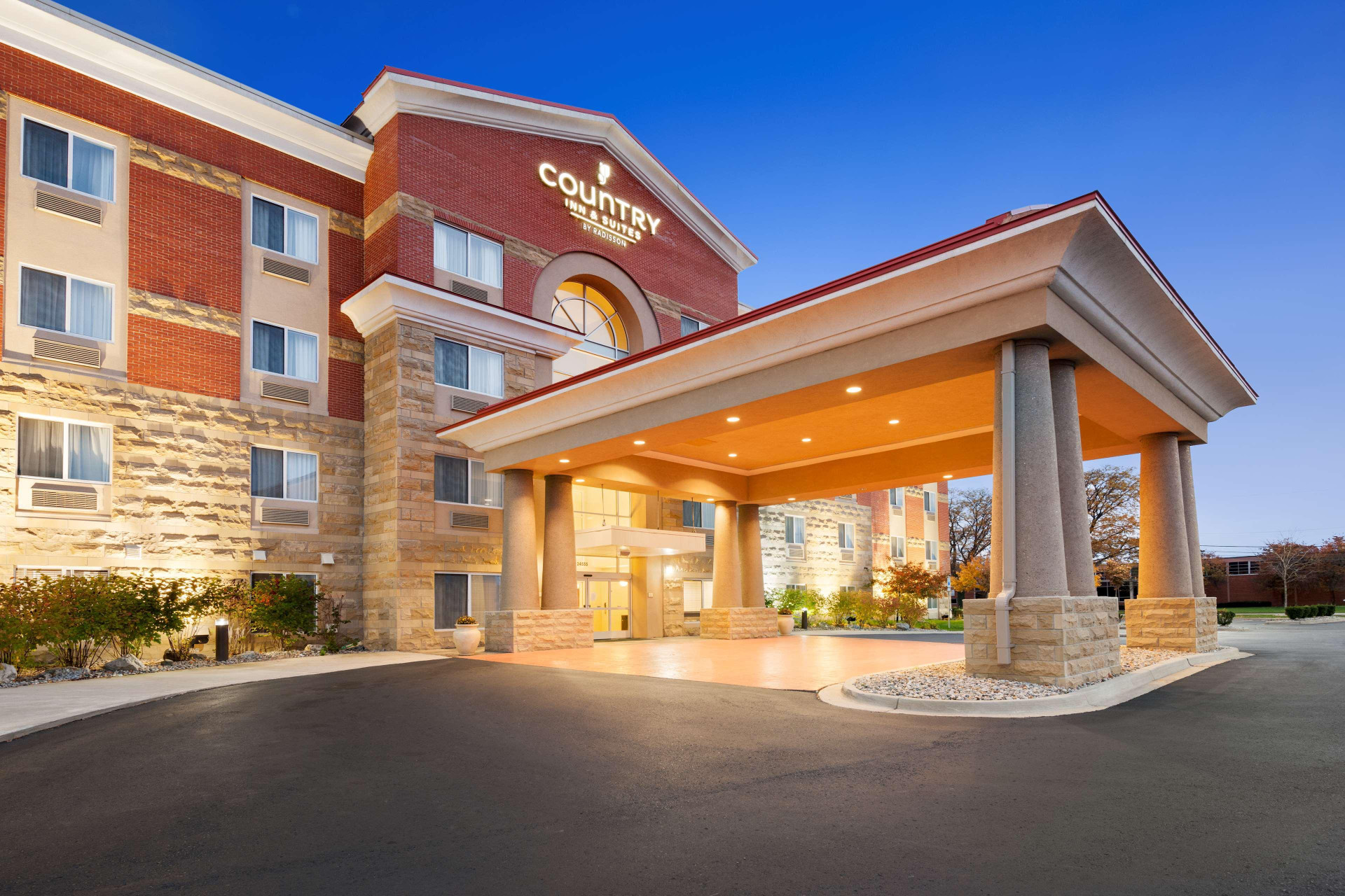 Vista Exterior Country Inn & Suites by Radisson, Dearborn, MI