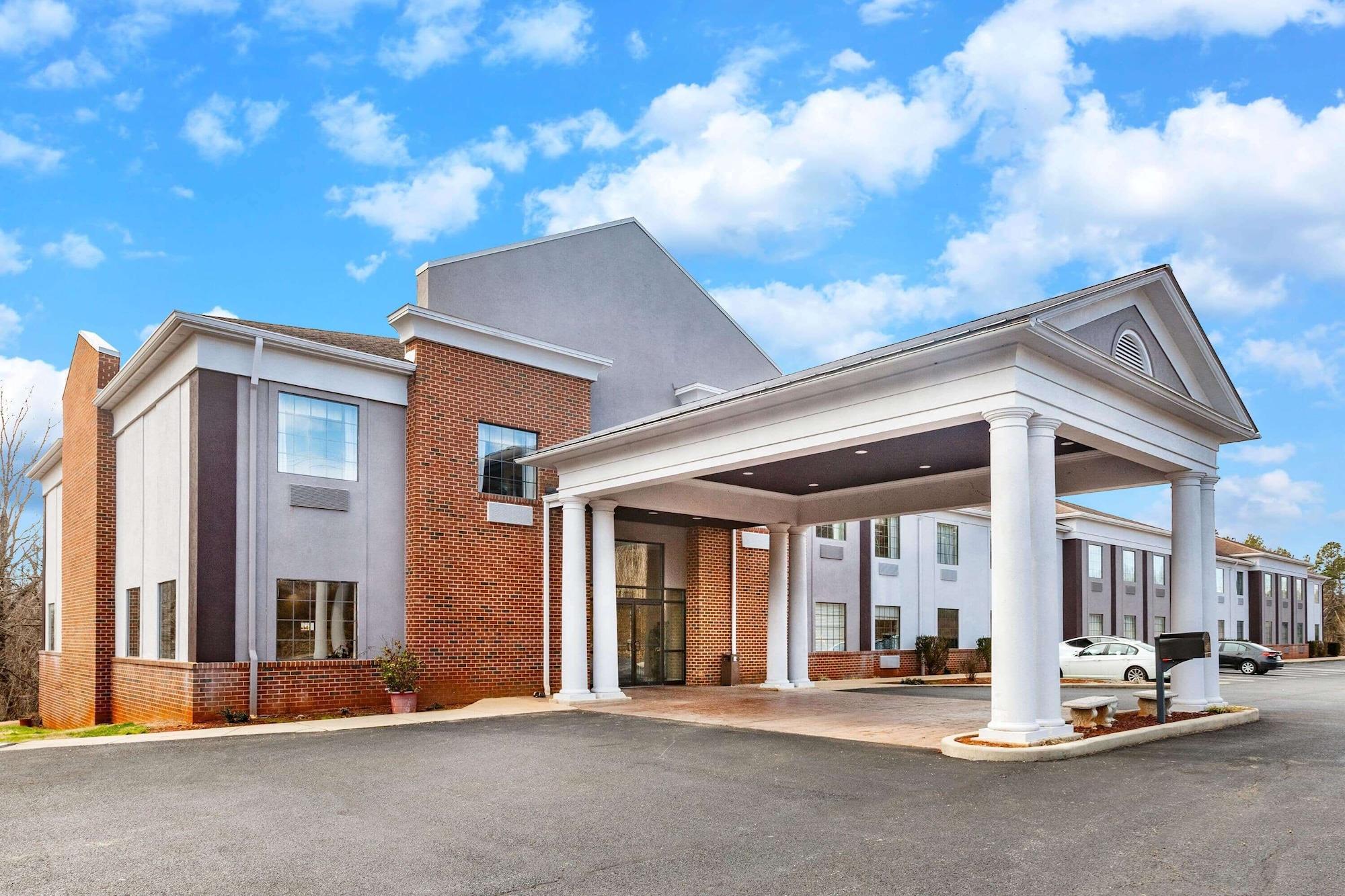 Vista Exterior Days Inn by Wyndham Altavista
