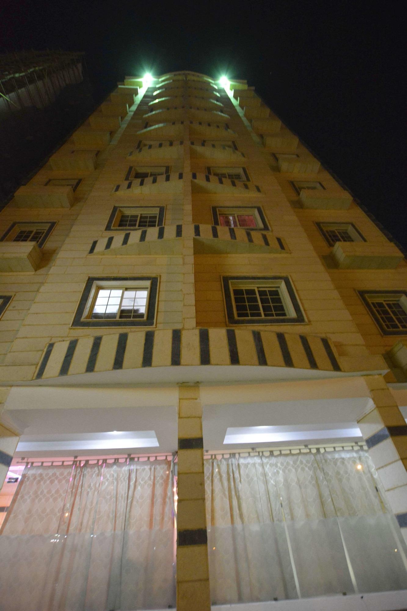 Vista Exterior Leader Apartments 1