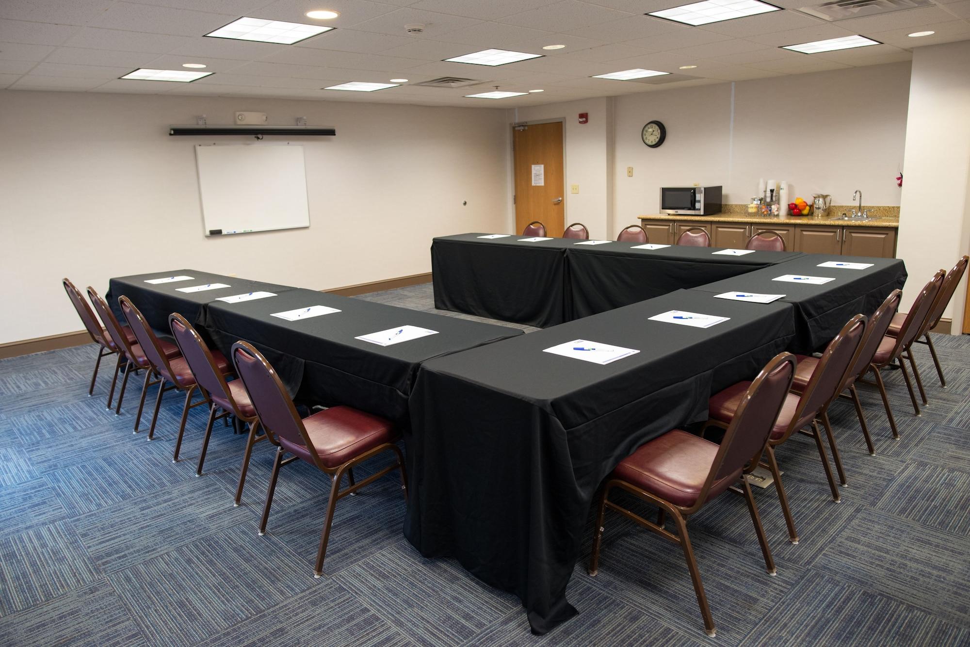 Sala de Reuniones Holiday Inn Express Hotel & Suites Chanhassen by IHG