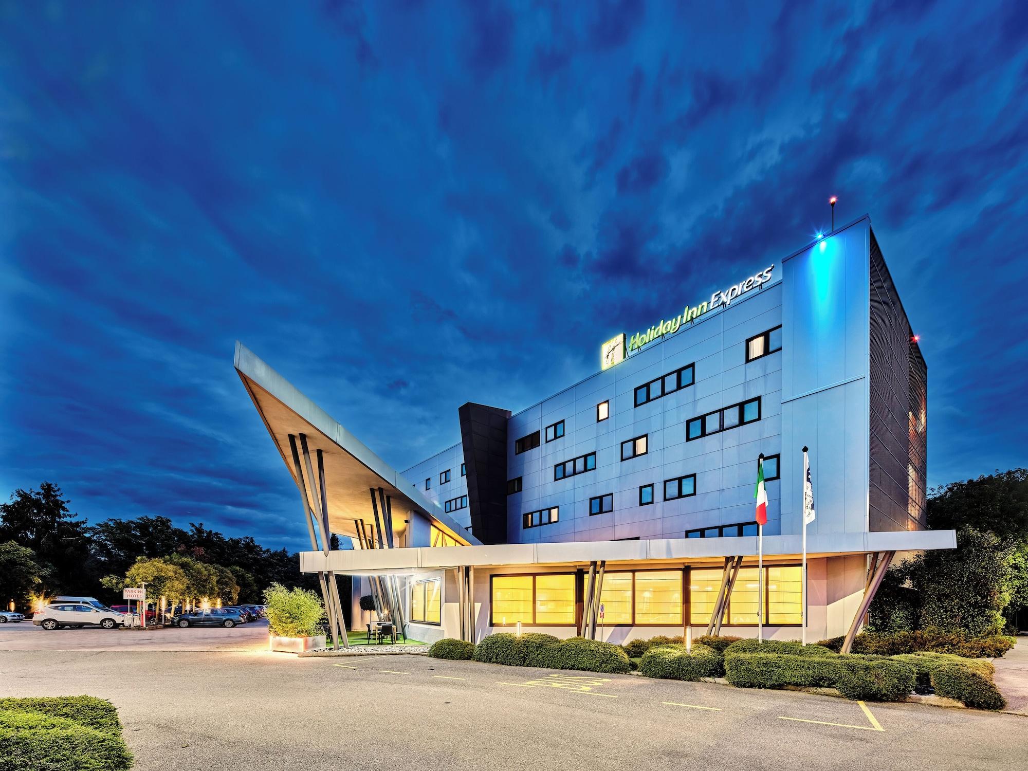 Vista Exterior Holiday Inn Express Milan - Malpensa Airport by IHG