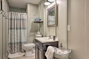 Alquiler Vacacional - Peaceful Family Cabin on 10 Acres w/ Game Room!