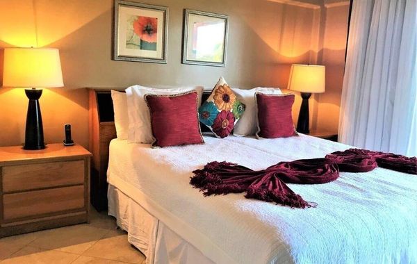 located one block to Medano beach , two blocks to the Cabo Marina & downtown - Los mejores hoteles solo adultos en Cabo San Lucas