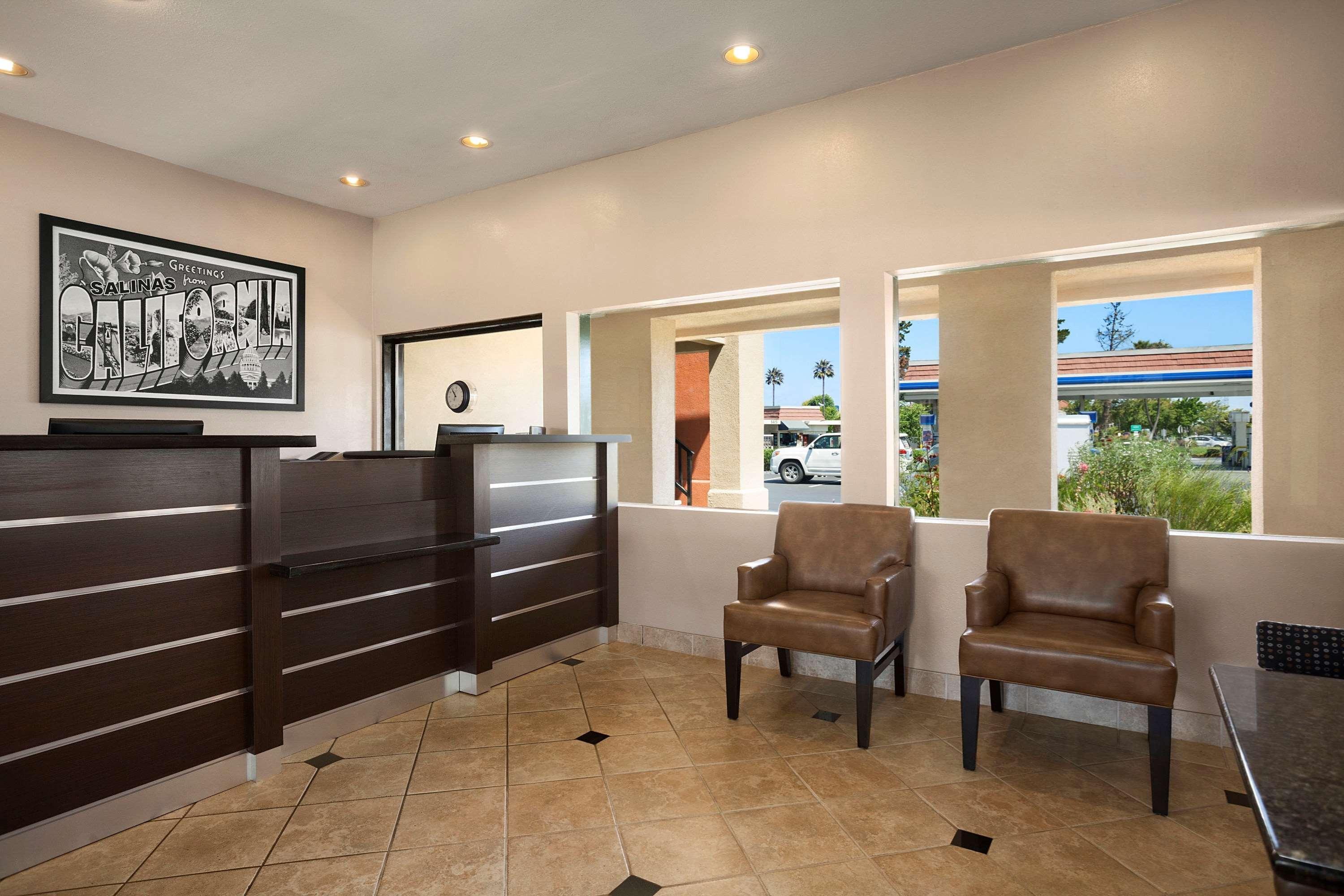 Vista Lobby Super 8 by Wyndham Salinas