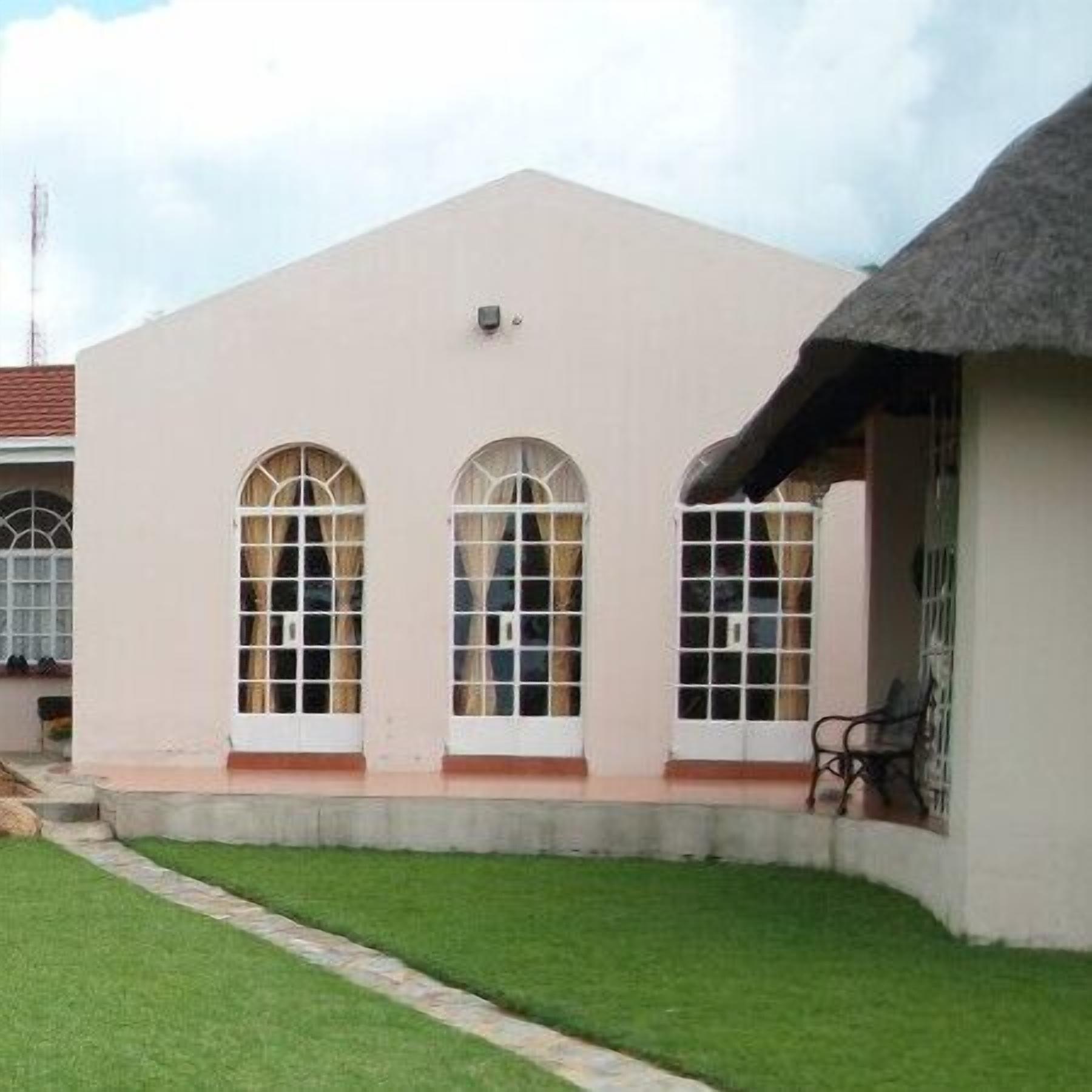Varios Lynn's Guest House