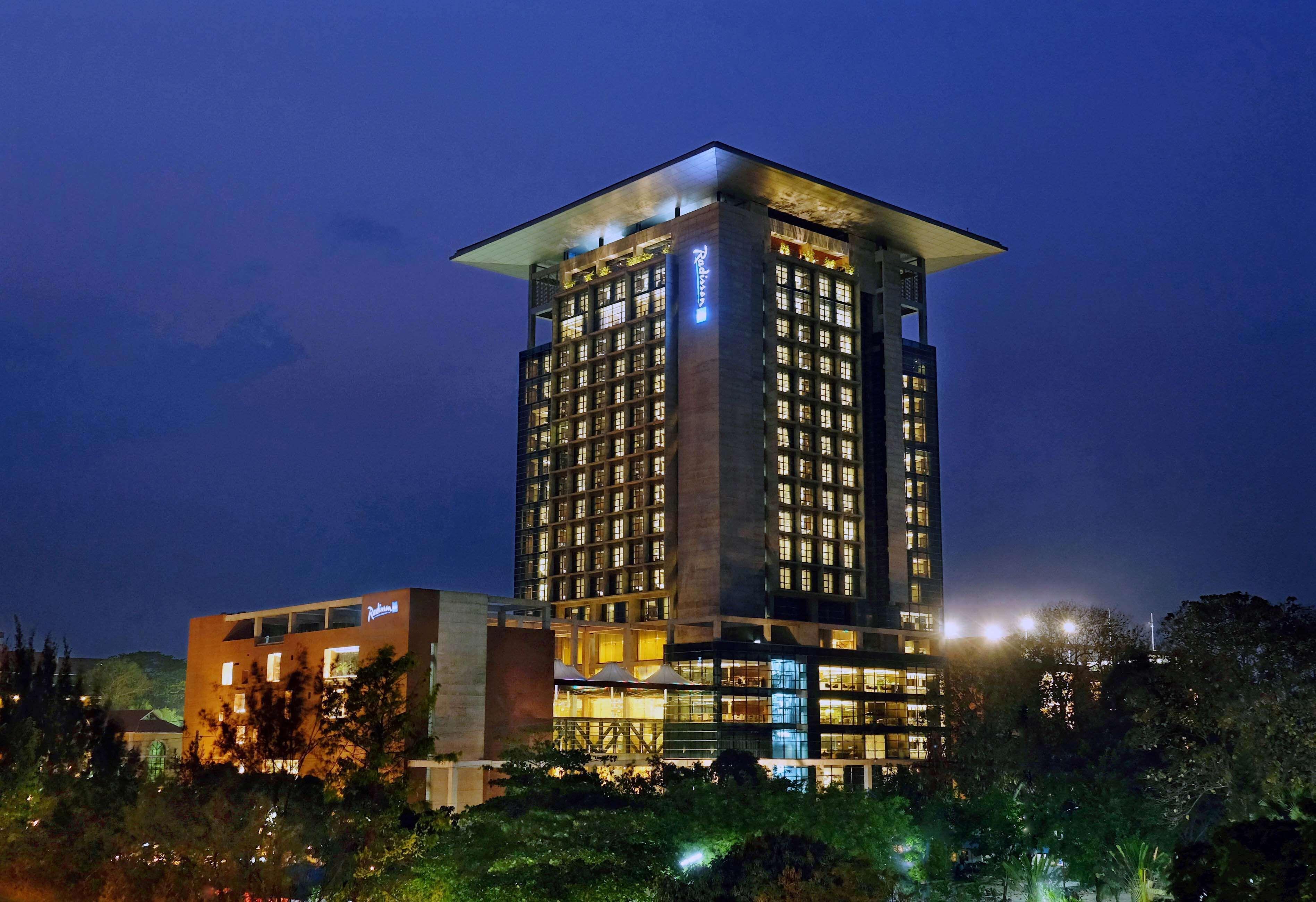 Vista Exterior Radisson Blu Chattogram Bay View