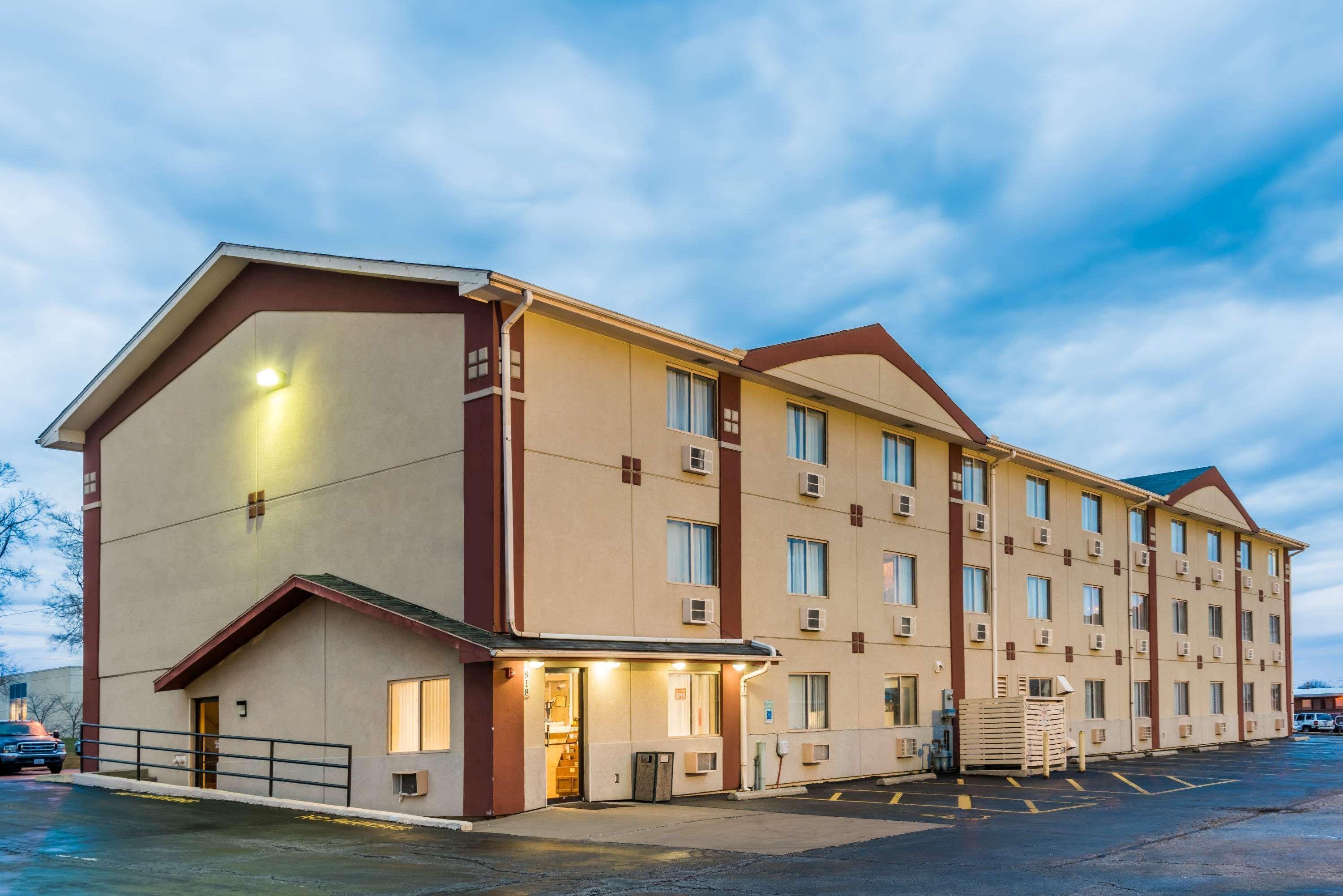Vista Exterior Super 8 by Wyndham Bloomington/Normal