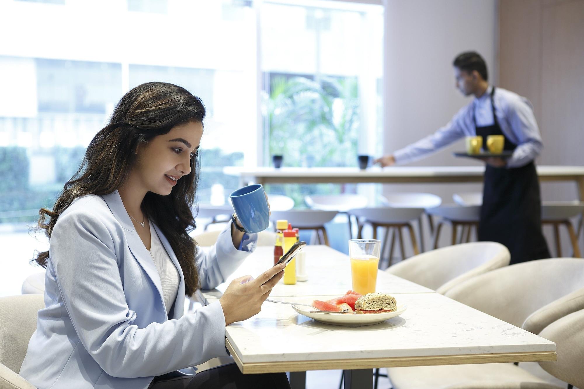 Restaurant Holiday Inn Express Pune Hinjewadi by IHG