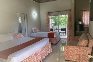 Paquete - King Suite at Oceanview Resort in Jamaica - Enjoy 7 Miles Of White Sand Beach! 1 Bedroom Villa by RedAwning