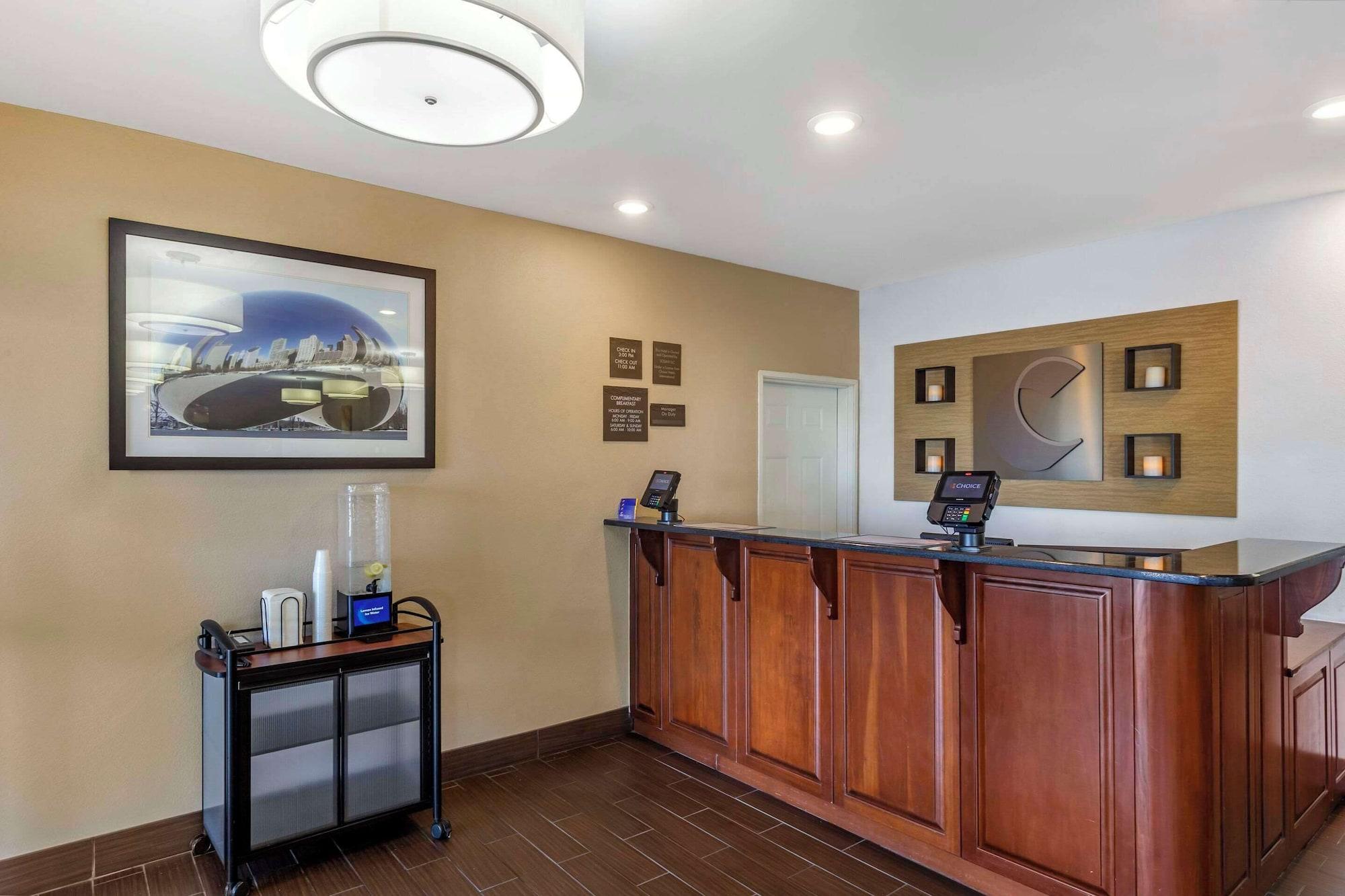 Vista Lobby Comfort Inn Gurnee near Six Flags