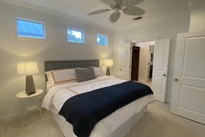 Alquiler Vacacional - Lovely, bright house .4 miles from Main Street, private pool