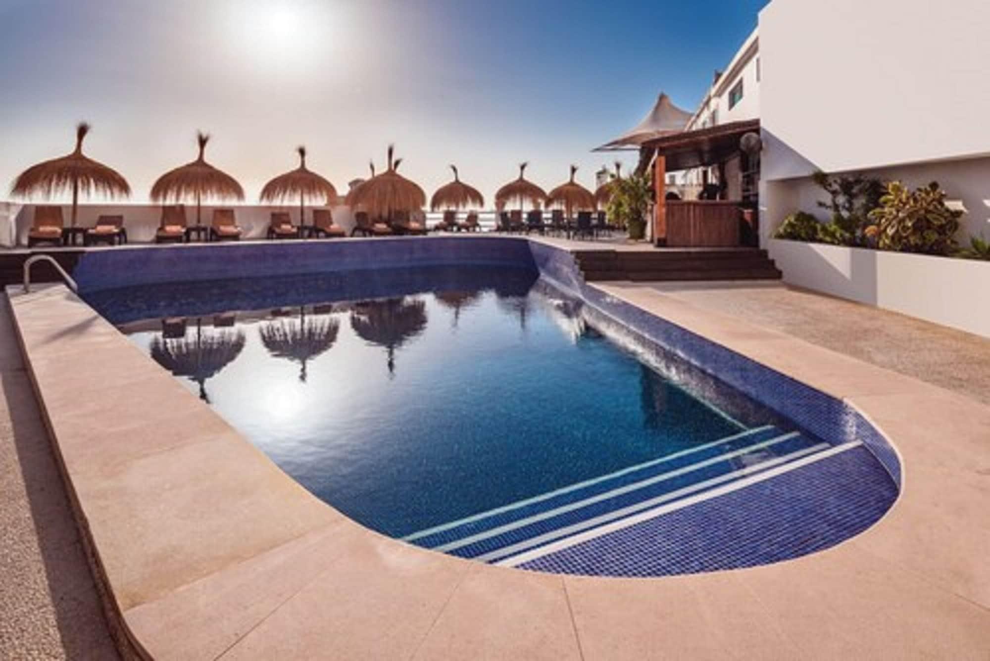 Vista Piscina The Caleta Hotel Health, Beauty & Conference Centre