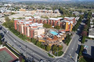 Alojamiento - Bright Corner Apartment w/ Lake View #418