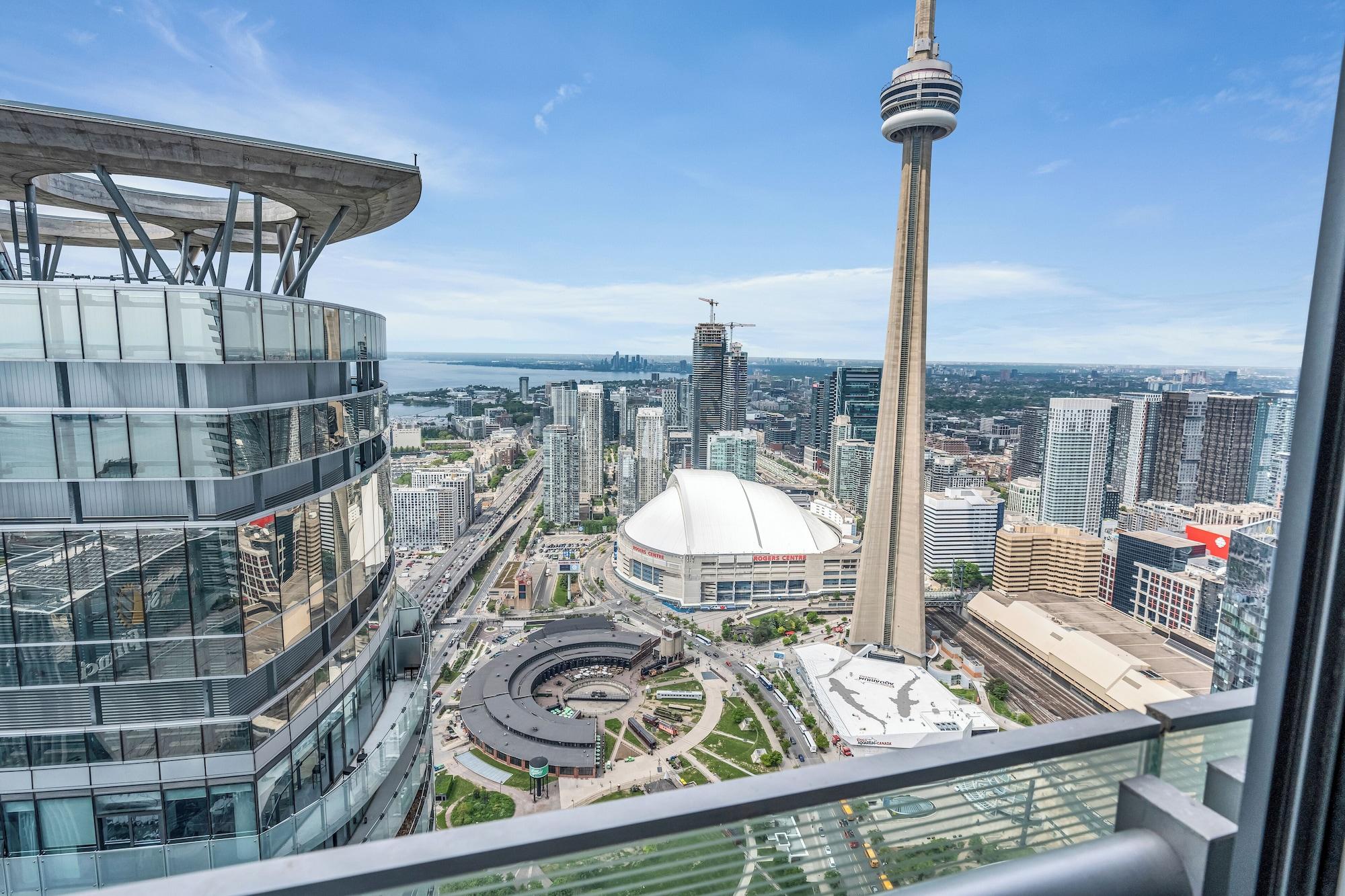Vista Exterior Elegant Suites - CN Tower & Lake View