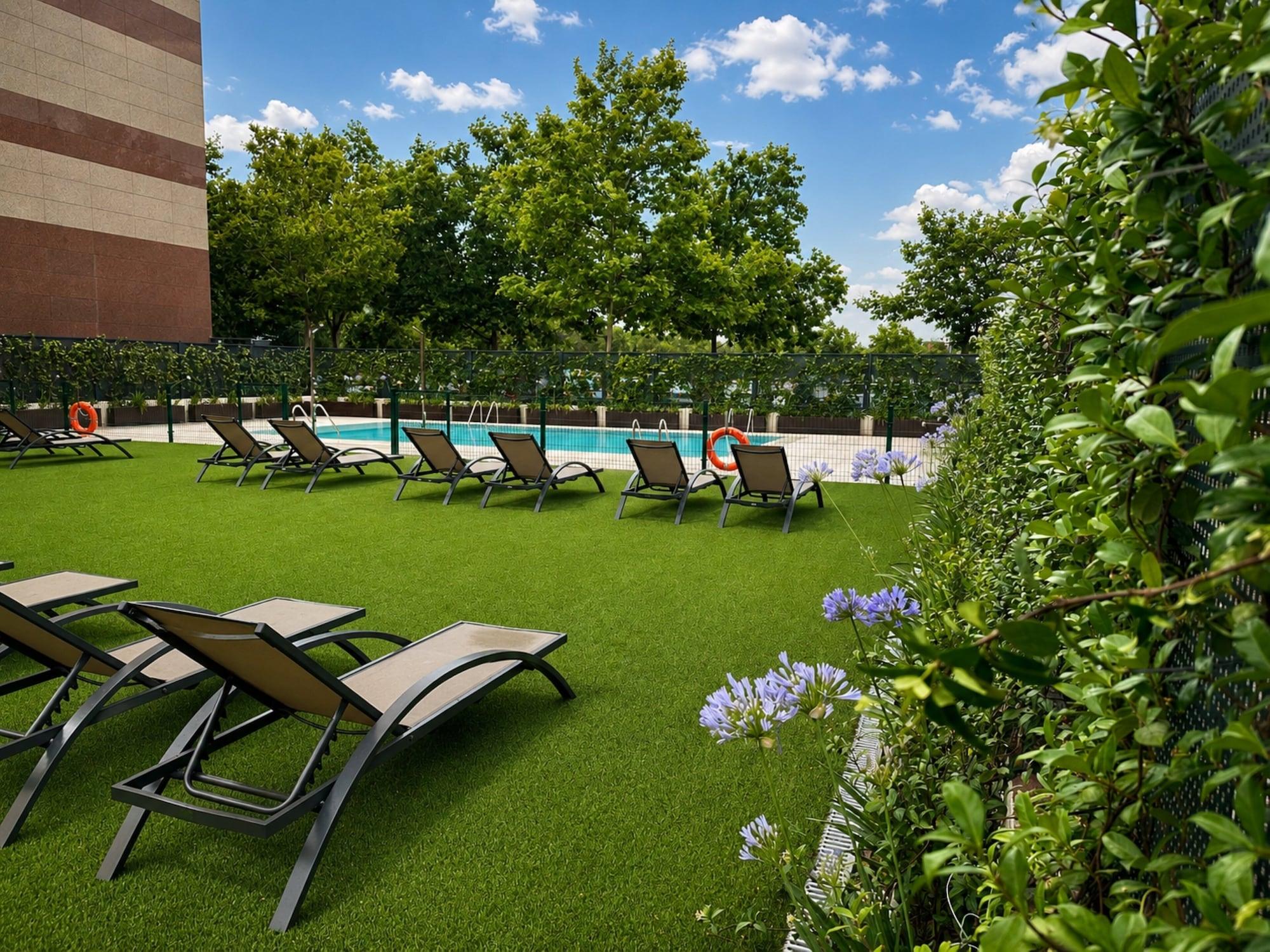 Vista Piscina voco Madrid - Las Tablas by IHG