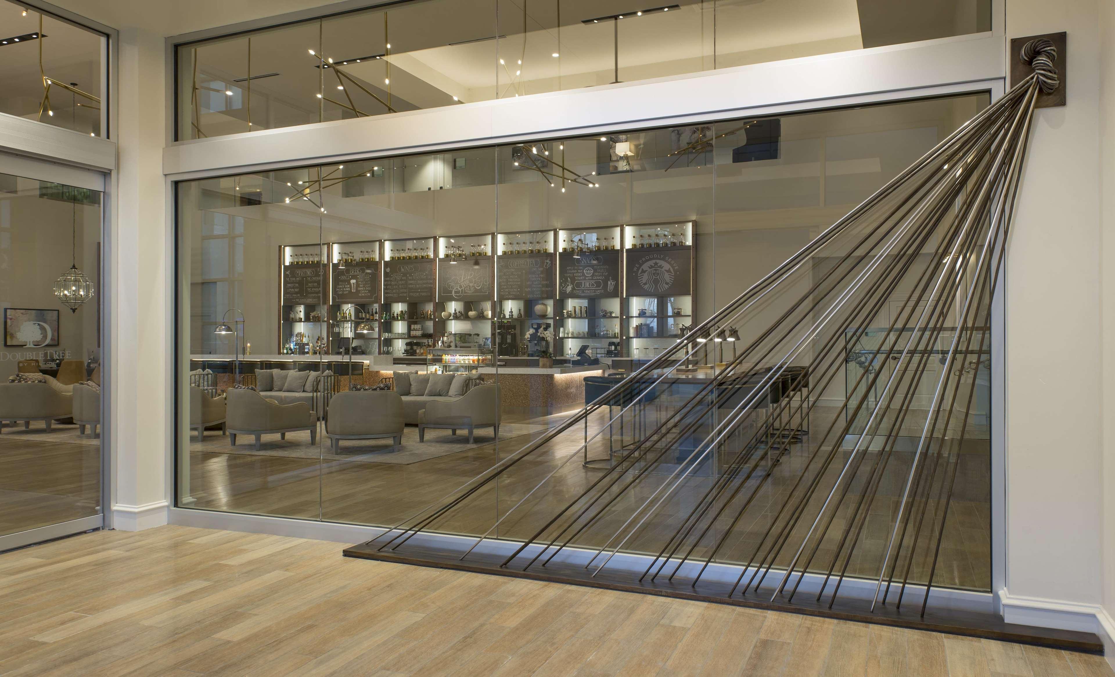 Vista Lobby DoubleTree by Hilton Hotel Dallas – Love Field